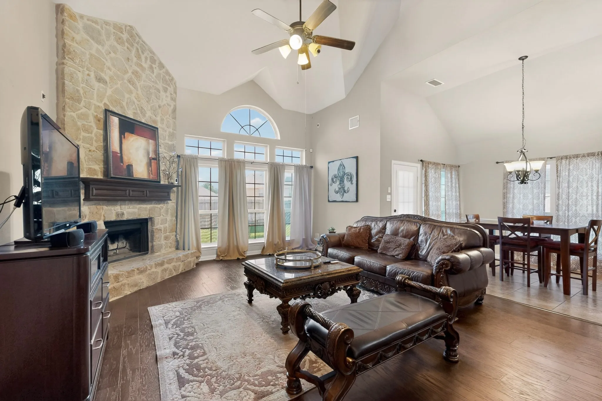Single Family Residence For Sale in Dallas County , 914 Hidden Lakes Drive, Cedar Hill, Texas 75104, 5 Bedrooms, 4 Bathrooms, 3 Garage spaces, 4,461 Sqft, built in 2014, Price $530,000, mls#21287291, Real Estate Agent in Cedar Hill, Homes For Sale in Dallas county, Homes For Sale in Cedar Hill, Realtor in Cedar Hill Texas, Real Estate Brokerage Independent Realty Texas, Luminita Cordes Realtor