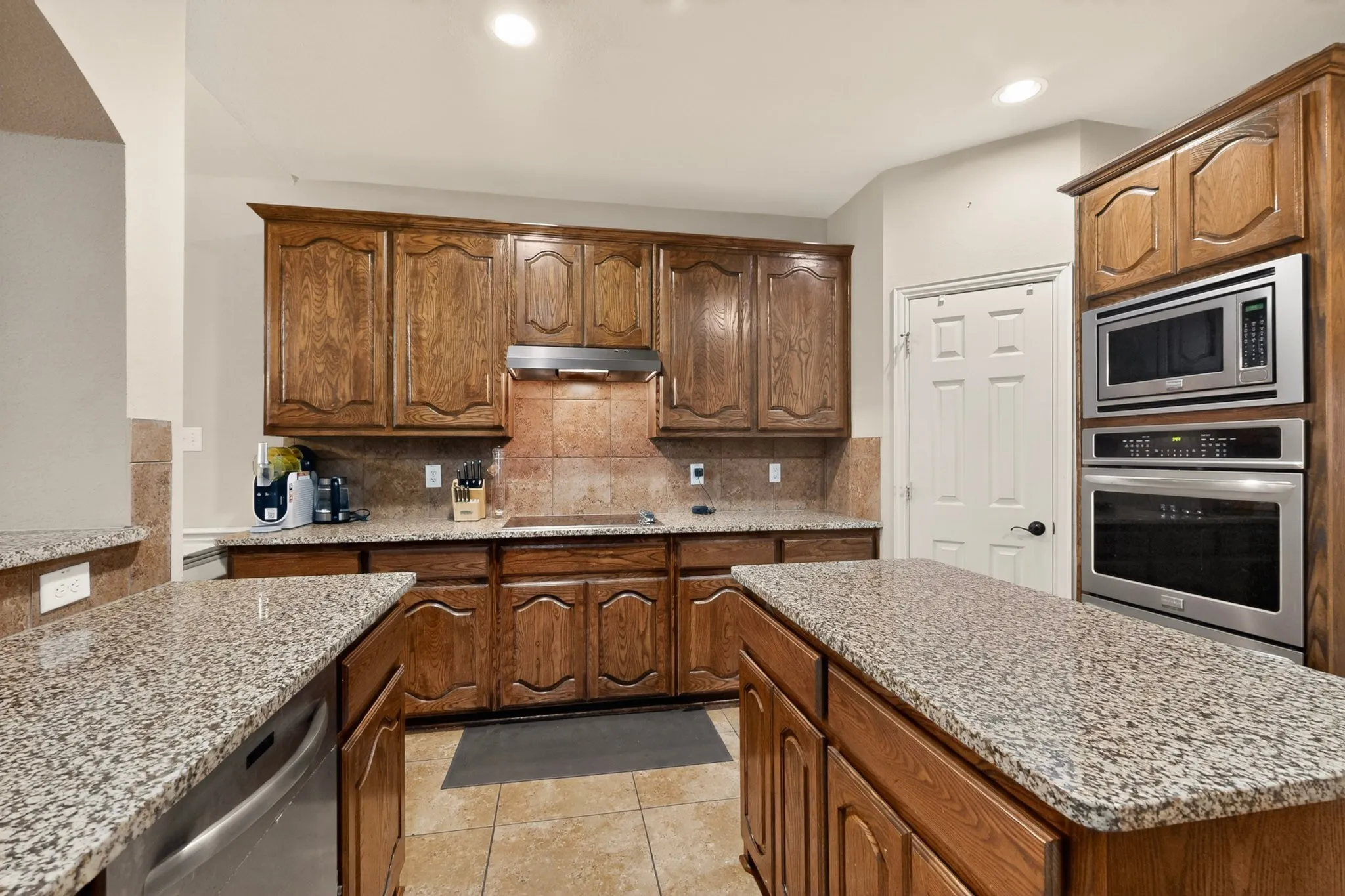 Single Family Residence For Sale in Dallas County , 914 Hidden Lakes Drive, Cedar Hill, Texas 75104, 5 Bedrooms, 4 Bathrooms, 3 Garage spaces, 4,461 Sqft, built in 2014, Price $530,000, mls#21287291, Real Estate Agent in Cedar Hill, Homes For Sale in Dallas county, Homes For Sale in Cedar Hill, Realtor in Cedar Hill Texas, Real Estate Brokerage Independent Realty Texas, Luminita Cordes Realtor