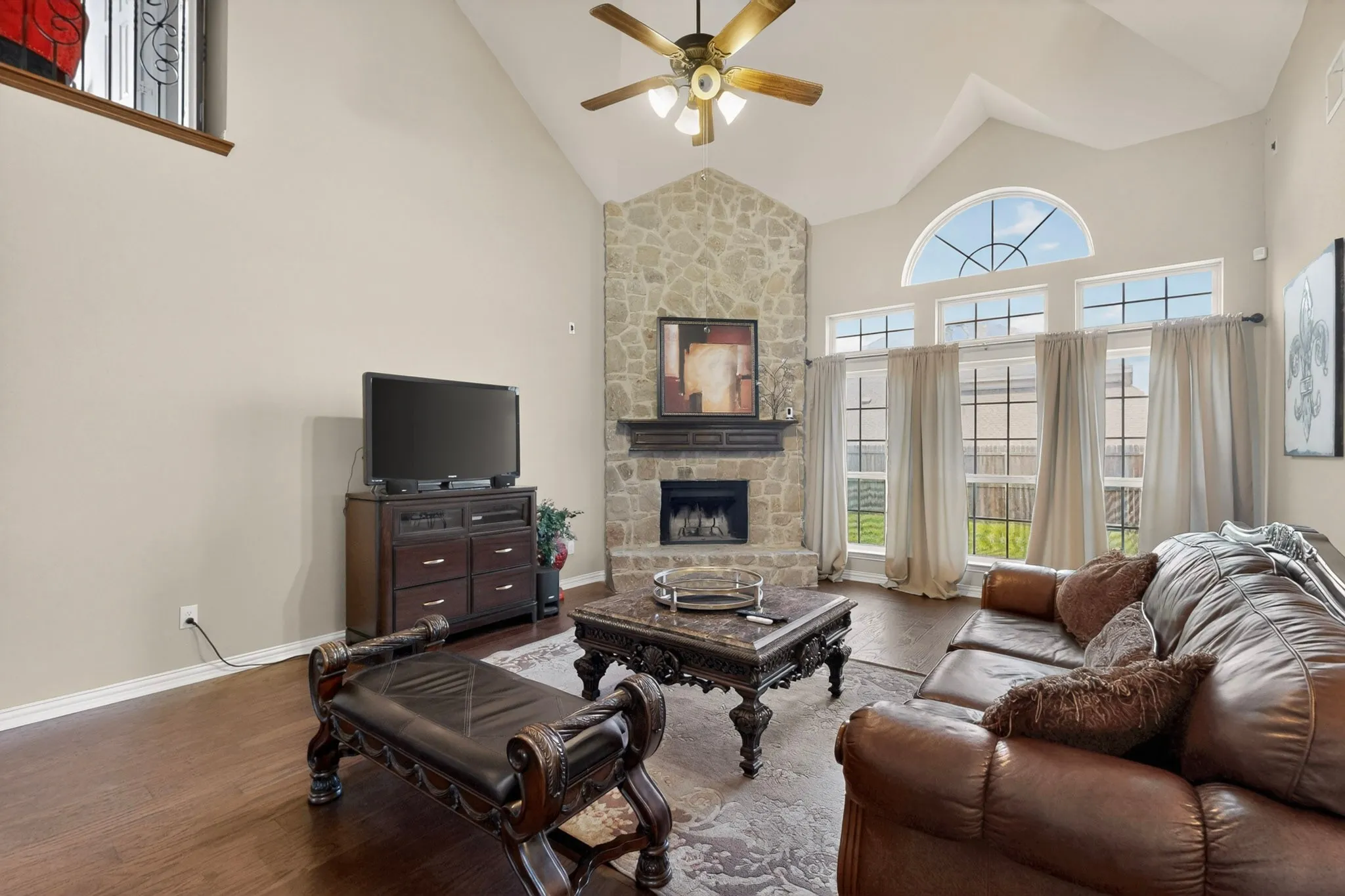 Single Family Residence For Sale in Dallas County , 914 Hidden Lakes Drive, Cedar Hill, Texas 75104, 5 Bedrooms, 4 Bathrooms, 3 Garage spaces, 4,461 Sqft, built in 2014, Price $530,000, mls#21287291, Real Estate Agent in Cedar Hill, Homes For Sale in Dallas county, Homes For Sale in Cedar Hill, Realtor in Cedar Hill Texas, Real Estate Brokerage Independent Realty Texas, Luminita Cordes Realtor