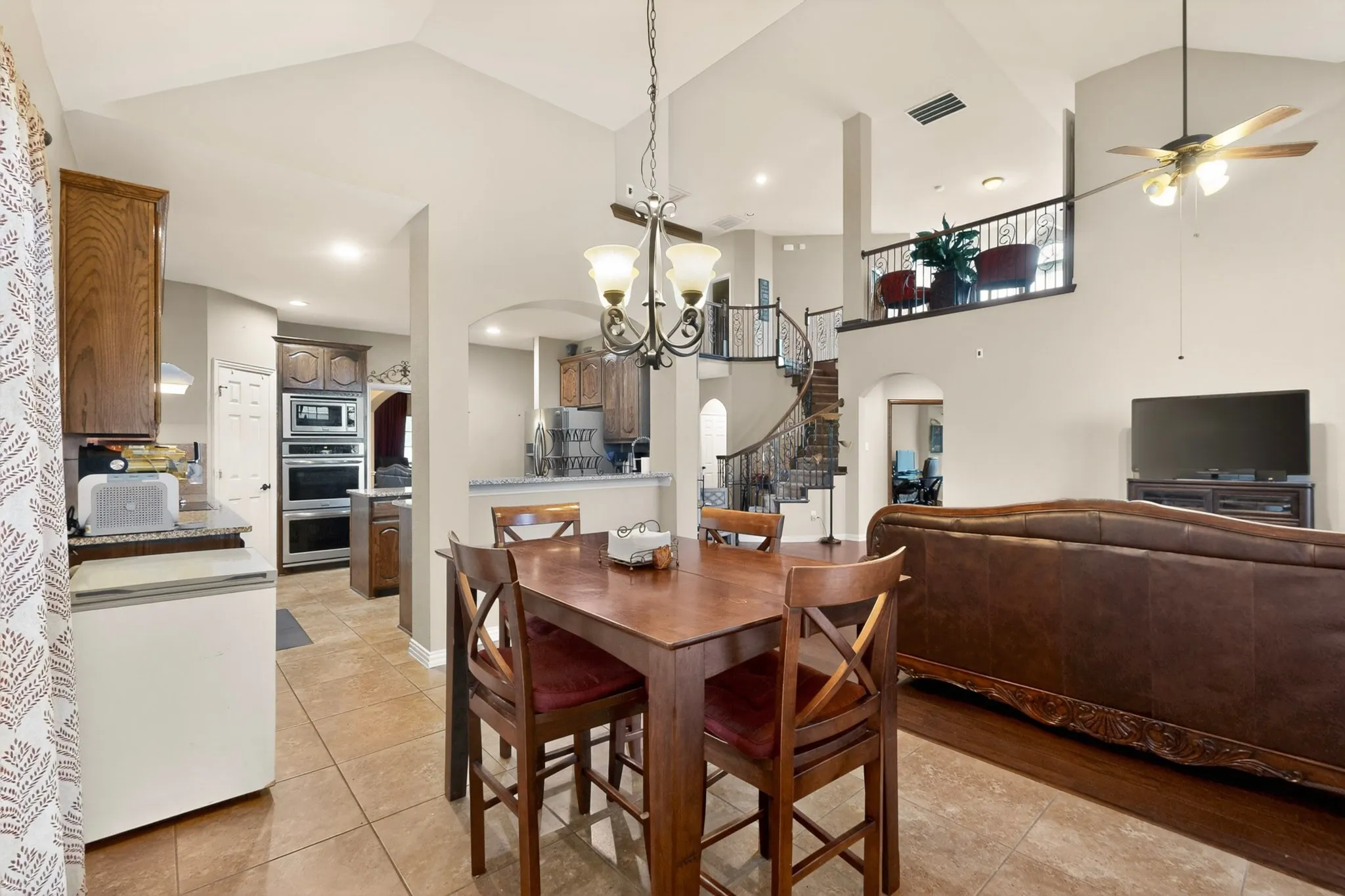 Single Family Residence For Sale in Dallas County , 914 Hidden Lakes Drive, Cedar Hill, Texas 75104, 5 Bedrooms, 4 Bathrooms, 3 Garage spaces, 4,461 Sqft, built in 2014, Price $530,000, mls#21287291, Real Estate Agent in Cedar Hill, Homes For Sale in Dallas county, Homes For Sale in Cedar Hill, Realtor in Cedar Hill Texas, Real Estate Brokerage Independent Realty Texas, Luminita Cordes Realtor