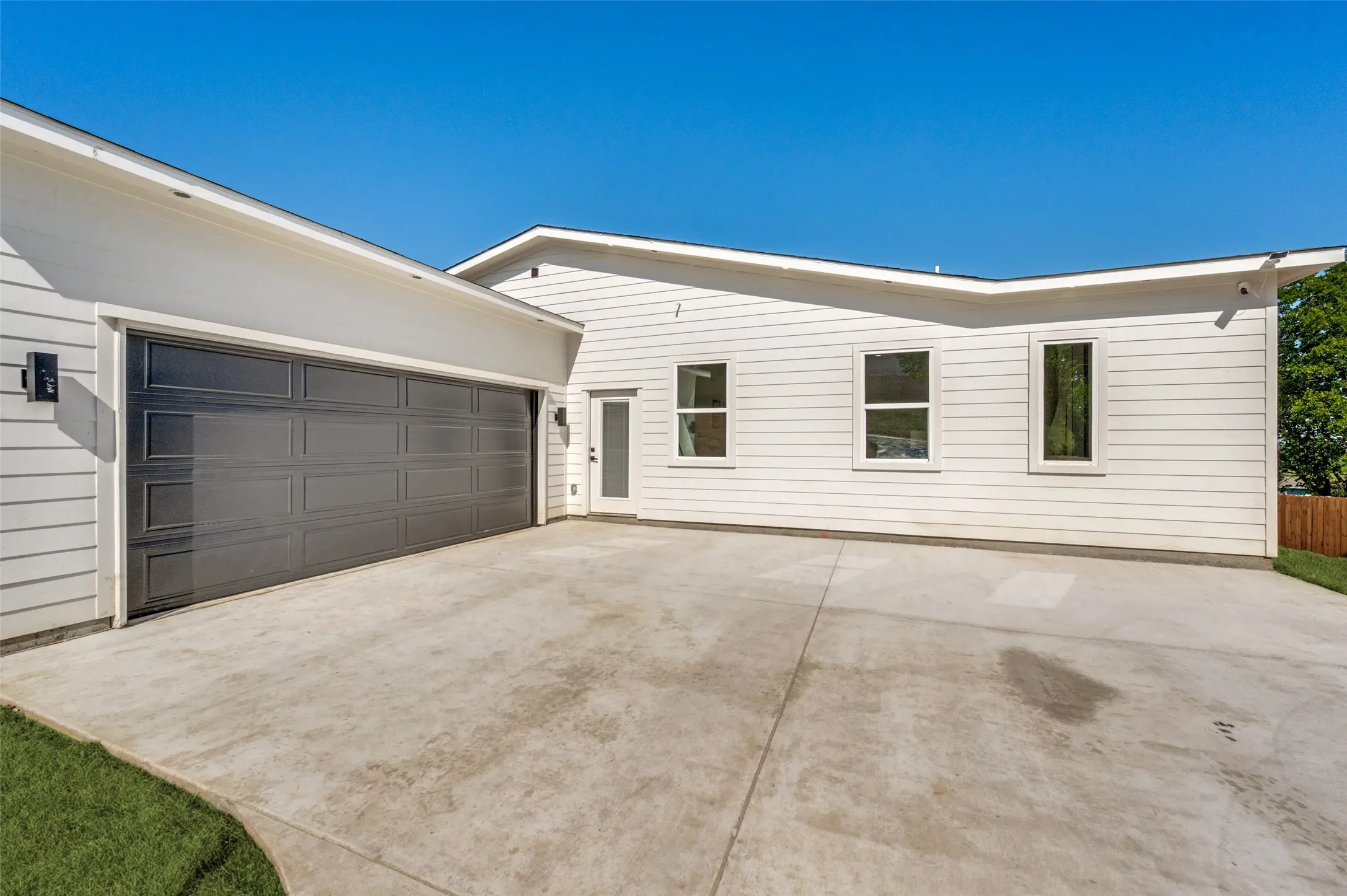 Single Family Residence For Sale in Dallas County , 910 Gallant Fox Drive, Dallas, Texas 75211, 3 Bedroom, 3 Bathroom, 2 Garage spaces, 2,125 Sqft, built in 2026, mls#21286770, Real Estate Agent in Dallas, Homes For Sale in Dallas county, Homes For Sale in Dallas, Realtor in Dallas Texas, Real Estate Brokerage Independent Realty Texas, Luminita Cordes Realtor