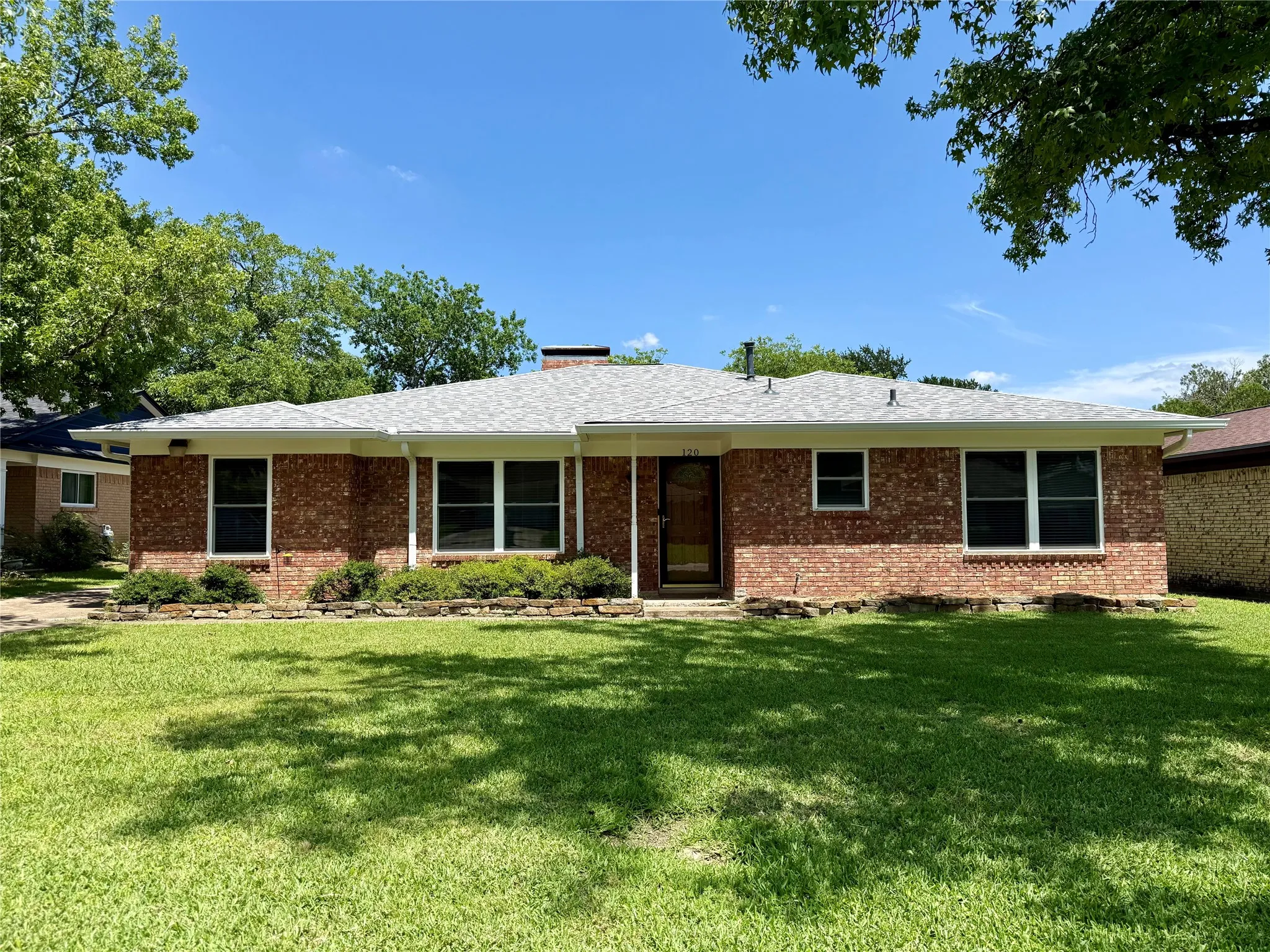 Single Family Residence For Sale in Grayson County , 120 S Lynn Avenue, Denison, Texas 75020, 3 Bedroom, 2 Bathroom, 2 Garage spaces, 2,094 Sqft, built in 1966, mls#21270363, Real Estate Agent in Denison, Homes For Sale in Grayson county, Homes For Sale in Denison, Realtor in Denison Texas, Real Estate Brokerage Independent Realty Texas, Luminita Cordes Realtor