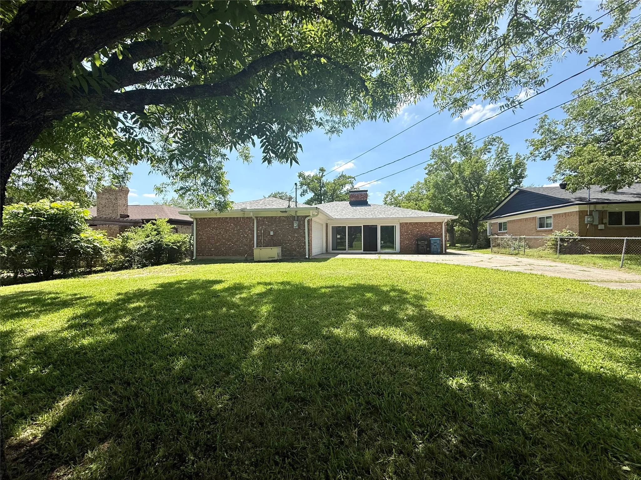 Single Family Residence For Sale in Grayson County , 120 S Lynn Avenue, Denison, Texas 75020, 3 Bedroom, 2 Bathroom, 2 Garage spaces, 2,094 Sqft, built in 1966, mls#21270363, Real Estate Agent in Denison, Homes For Sale in Grayson county, Homes For Sale in Denison, Realtor in Denison Texas, Real Estate Brokerage Independent Realty Texas, Luminita Cordes Realtor