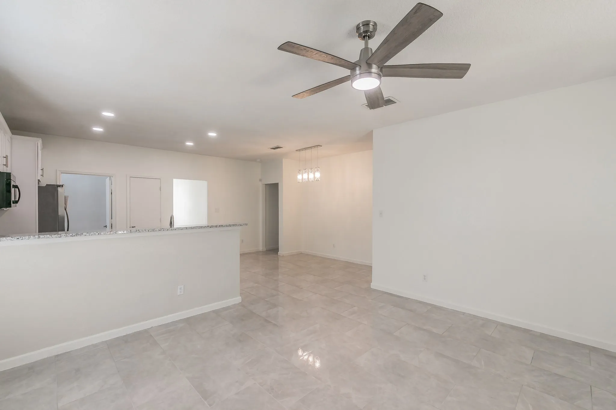 Unfurnished room featuring recessed lighting, visible vents, baseboards, and ceiling fan