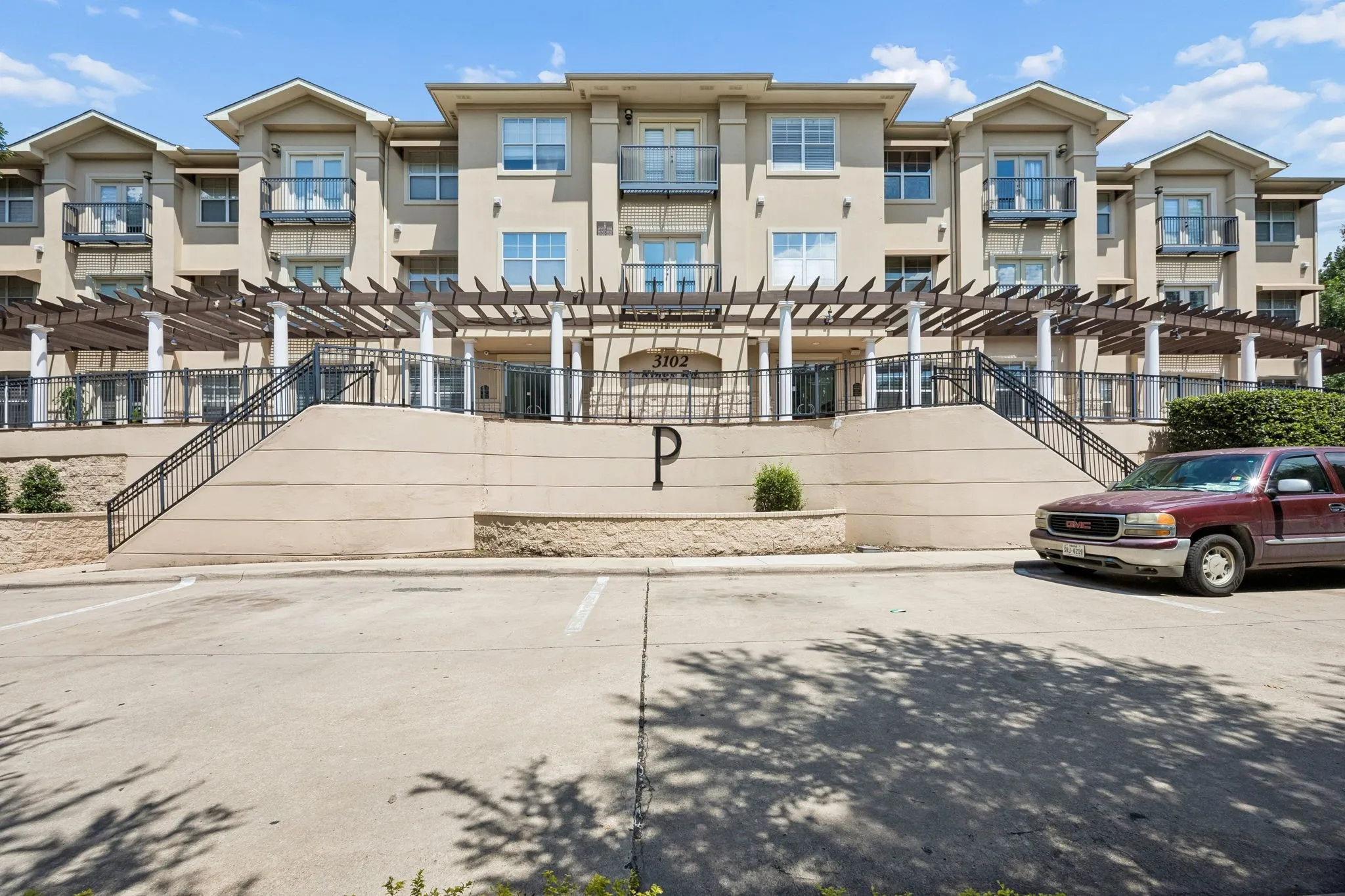 Condominium For Sale in Dallas County , 3102 Kings Road 1211, Dallas, Texas 75219, 2 Bedroom, 2 Bathroom, 2 Garage spaces, 942 Sqft, built in 2001, mls#21287564, Real Estate Agent in Dallas, Homes For Sale in Dallas county, Homes For Sale in Dallas, Realtor in Dallas Texas, Real Estate Brokerage Independent Realty Texas, Luminita Cordes Realtor