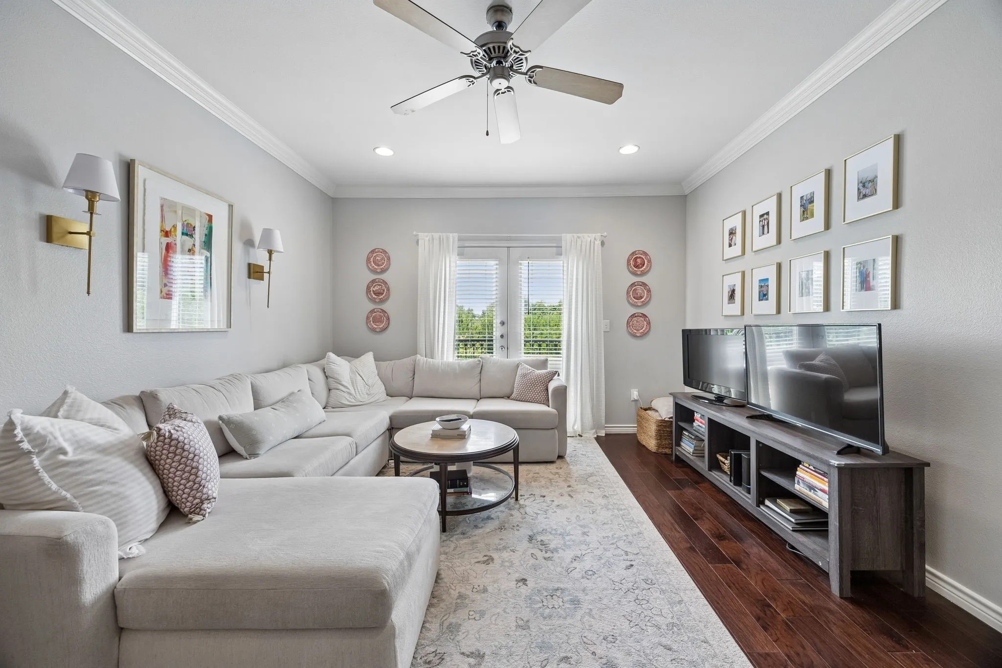 Living area featuring wood-finish flooring, crown molding, recessed lighting, and a ceiling fan
