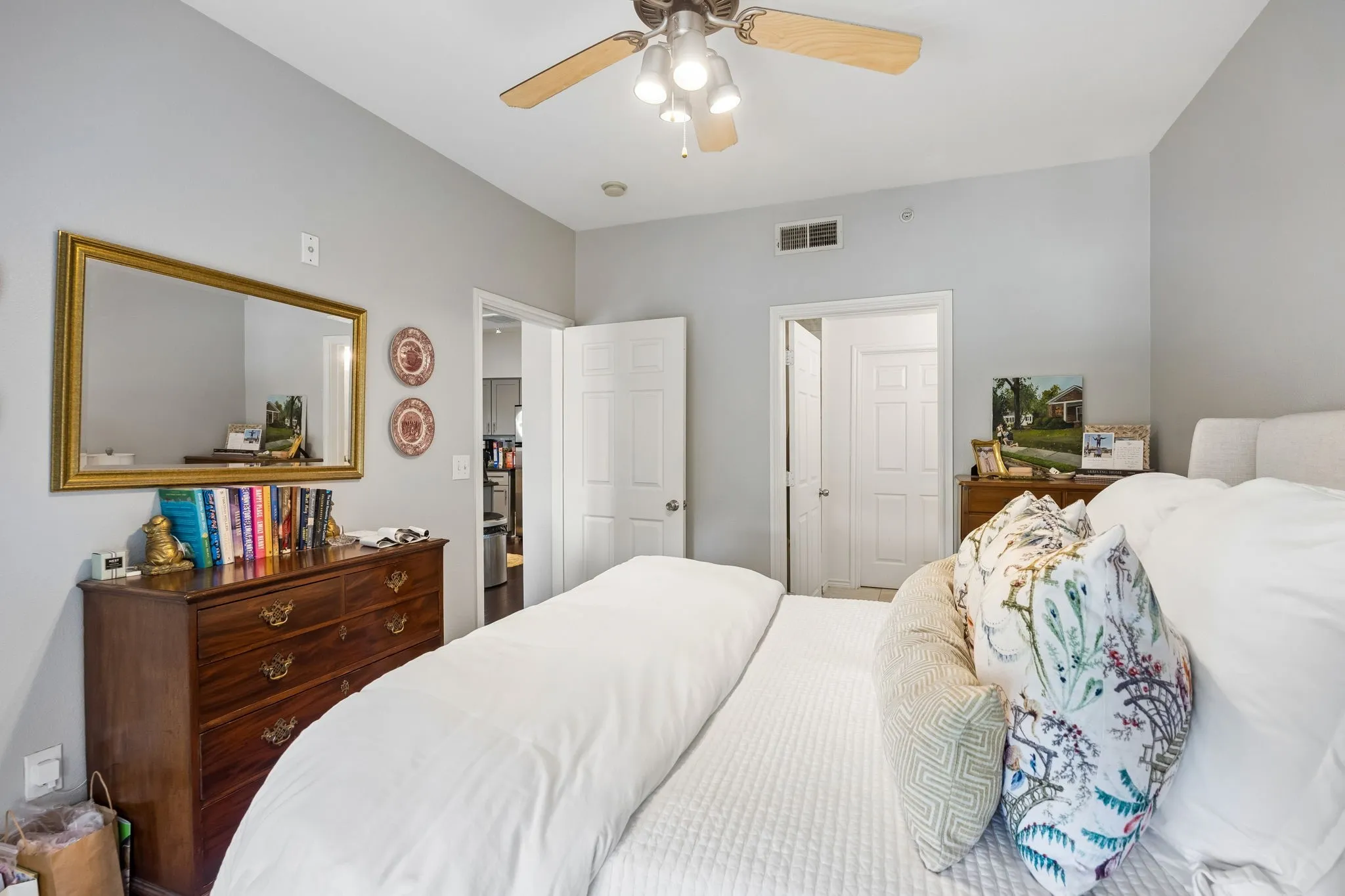 Neutral painted walls paired with a ceiling fan featuring light wood-finish blades and integrated​​‌​​​​‌​​‌‌​‌‌​​​‌‌​‌​‌​‌​​​‌​​ lighting