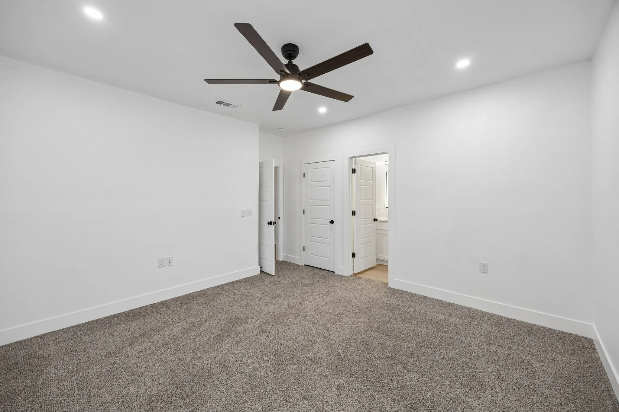 Single Family Residence For Sale in Dallas County , 1206 Vermont Avenue, Dallas, Texas 75216, 4 Bedroom, 4 Bathroom, 2 Garage spaces, 3,600 Sqft, built in 2021, mls#21265134, Real Estate Agent in Dallas, Homes For Sale in Dallas county, Homes For Sale in Dallas, Realtor in Dallas Texas, Real Estate Brokerage Independent Realty Texas, Luminita Cordes Realtor