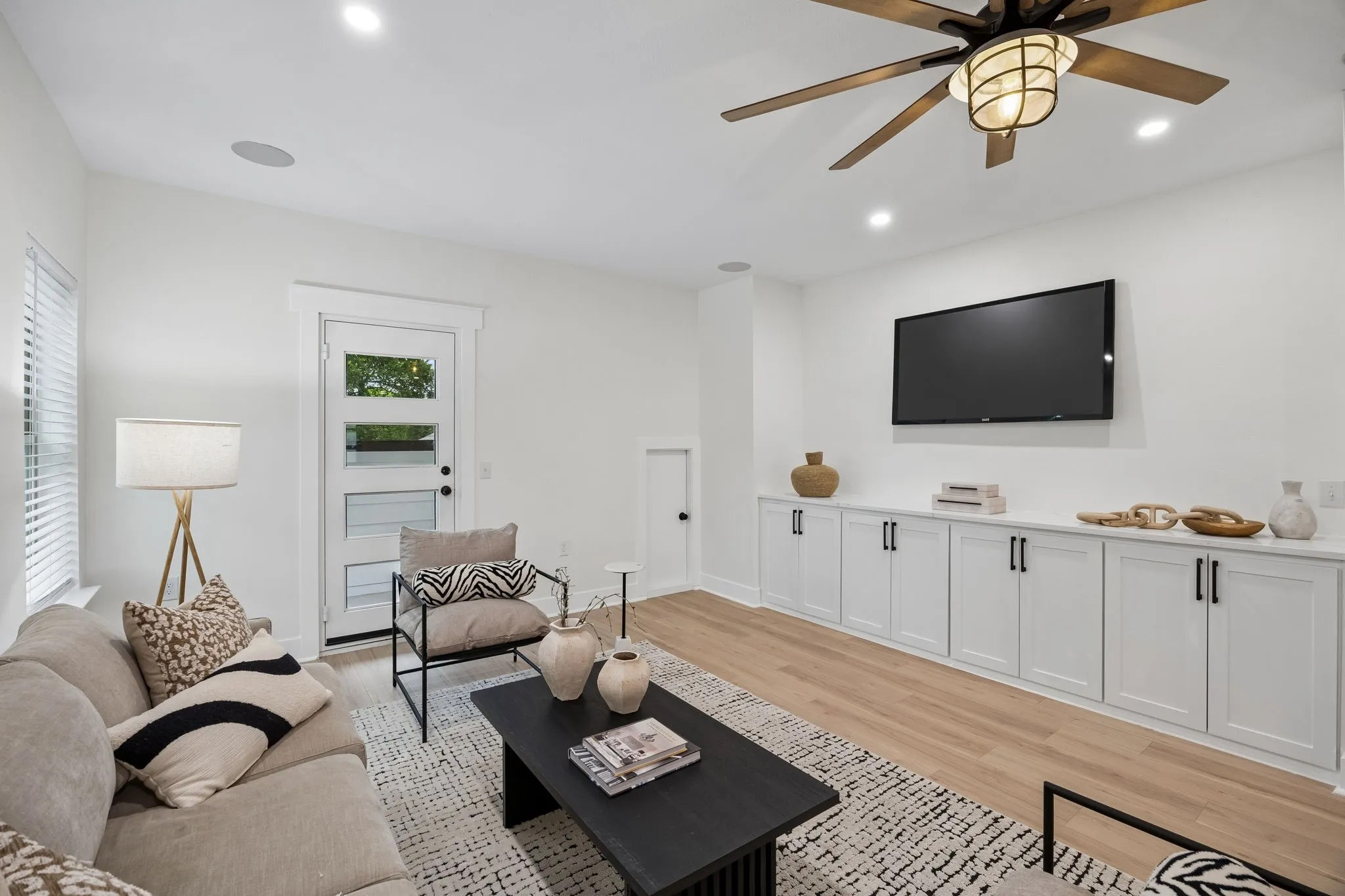 Single Family Residence For Sale in Dallas County , 1206 Vermont Avenue, Dallas, Texas 75216, 4 Bedroom, 4 Bathroom, 2 Garage spaces, 3,600 Sqft, built in 2021, mls#21265134, Real Estate Agent in Dallas, Homes For Sale in Dallas county, Homes For Sale in Dallas, Realtor in Dallas Texas, Real Estate Brokerage Independent Realty Texas, Luminita Cordes Realtor