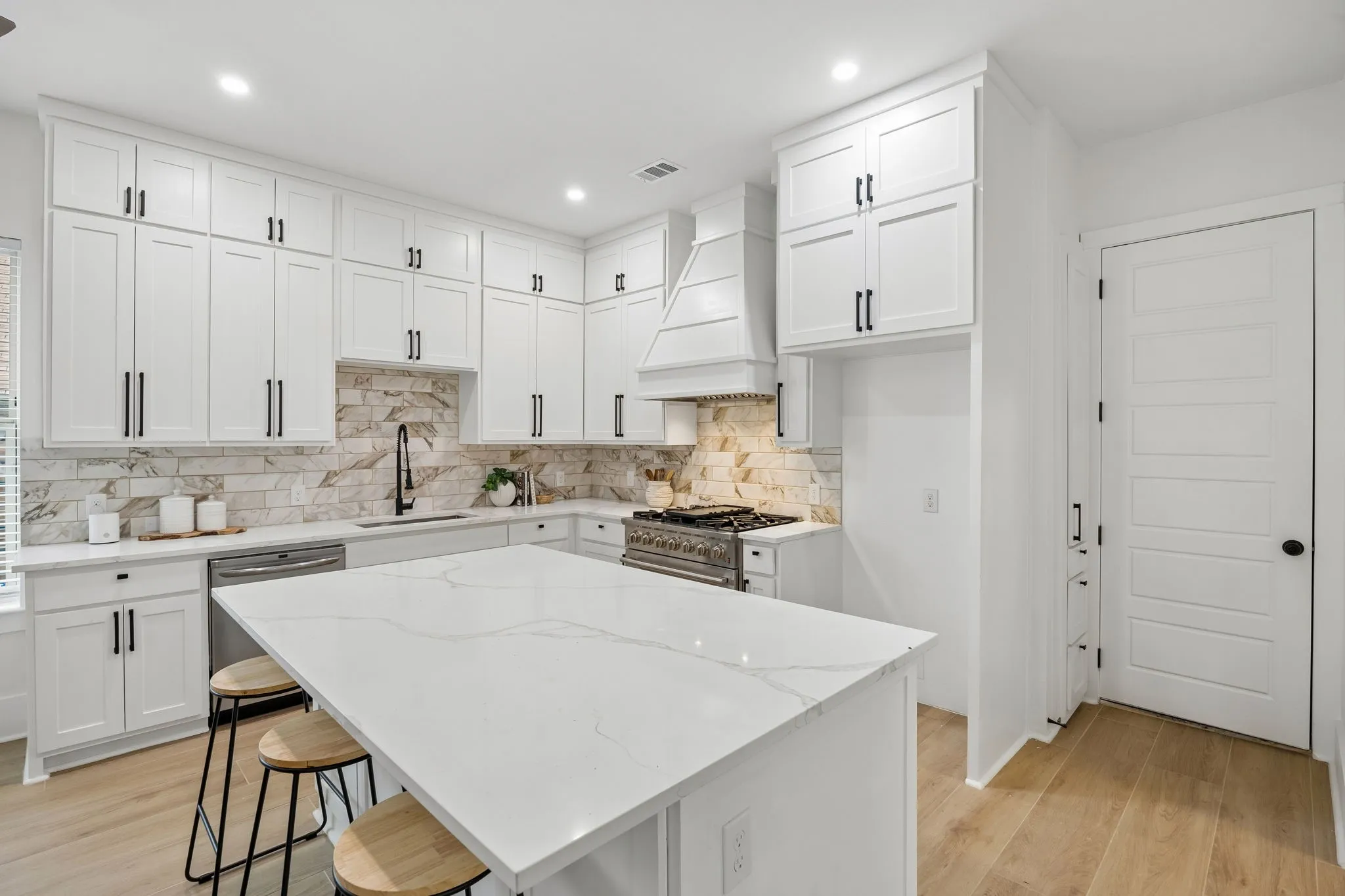 Single Family Residence For Sale in Dallas County , 1206 Vermont Avenue, Dallas, Texas 75216, 4 Bedroom, 4 Bathroom, 2 Garage spaces, 3,600 Sqft, built in 2021, mls#21265134, Real Estate Agent in Dallas, Homes For Sale in Dallas county, Homes For Sale in Dallas, Realtor in Dallas Texas, Real Estate Brokerage Independent Realty Texas, Luminita Cordes Realtor
