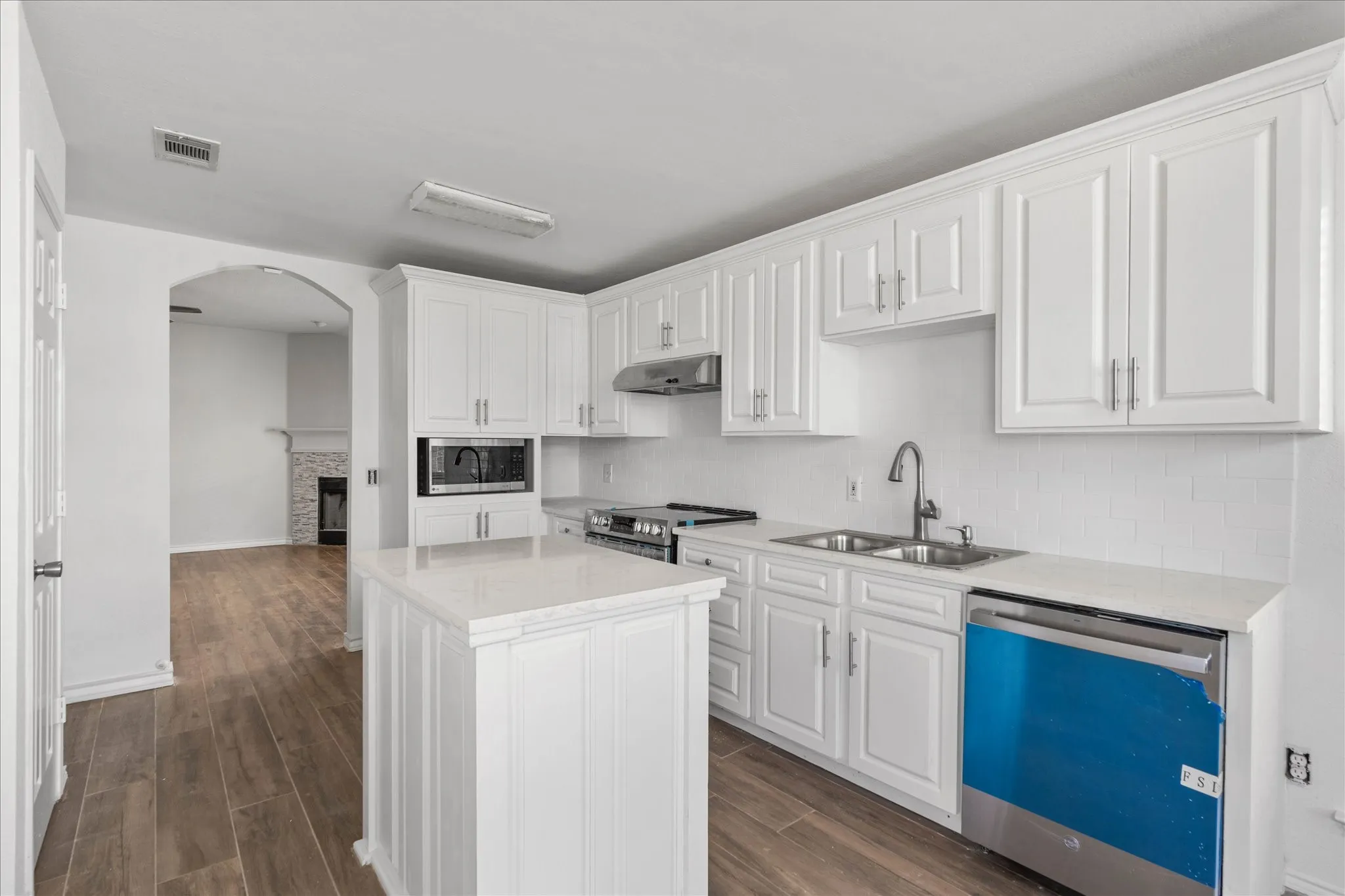 Single Family Residence For Rent in Tarrant County , 2732 Brea Canyon Road, Fort Worth, Texas 76108, 3 Bedroom, 2 Bathroom, 2 Garage spaces, 1,582 Sqft, built in 2003, mls#21288542, Real Estate Agent in Fort Worth, Homes For Rent in Tarrant county, Homes For Rent in Fort Worth, Realtor in Fort Worth Texas, Real Estate Brokerage Independent Realty Texas, Luminita Cordes Realtor