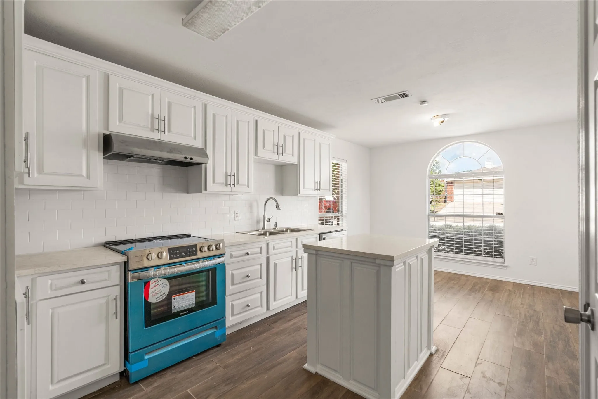 Single Family Residence For Rent in Tarrant County , 2732 Brea Canyon Road, Fort Worth, Texas 76108, 3 Bedroom, 2 Bathroom, 2 Garage spaces, 1,582 Sqft, built in 2003, mls#21288542, Real Estate Agent in Fort Worth, Homes For Rent in Tarrant county, Homes For Rent in Fort Worth, Realtor in Fort Worth Texas, Real Estate Brokerage Independent Realty Texas, Luminita Cordes Realtor