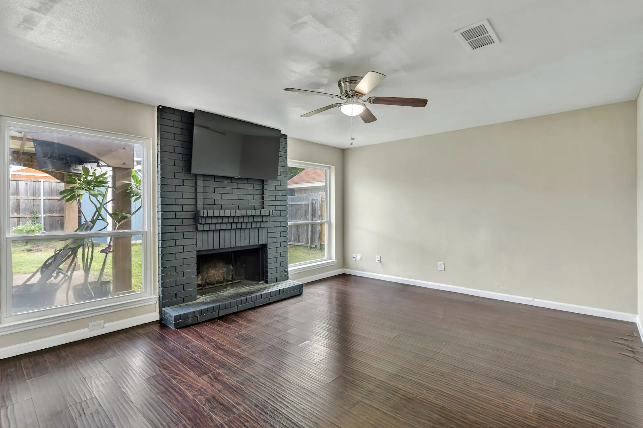 Single Family Residence For Sale in Dallas County , 326 Baldwin Street, Grand Prairie, Texas 75052, 4 Bedroom, 3 Bathroom, 2 Garage spaces, 2,267 Sqft, built in 1985, mls#21288469, Real Estate Agent in Grand Prairie, Homes For Sale in Dallas county, Homes For Sale in Grand Prairie, Realtor in Grand Prairie Texas, Real Estate Brokerage Independent Realty Texas, Luminita Cordes Realtor