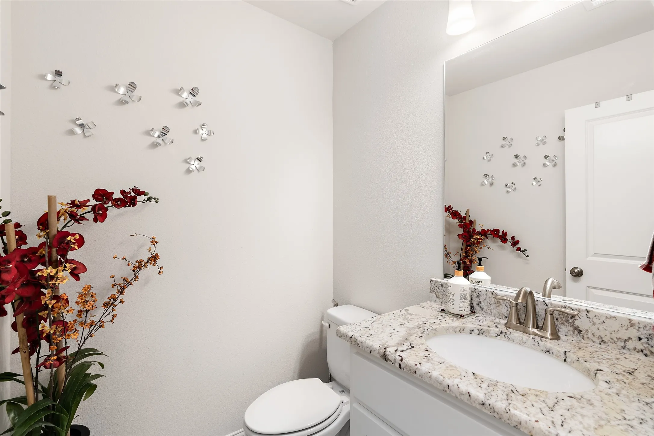 Upstairs guest bath