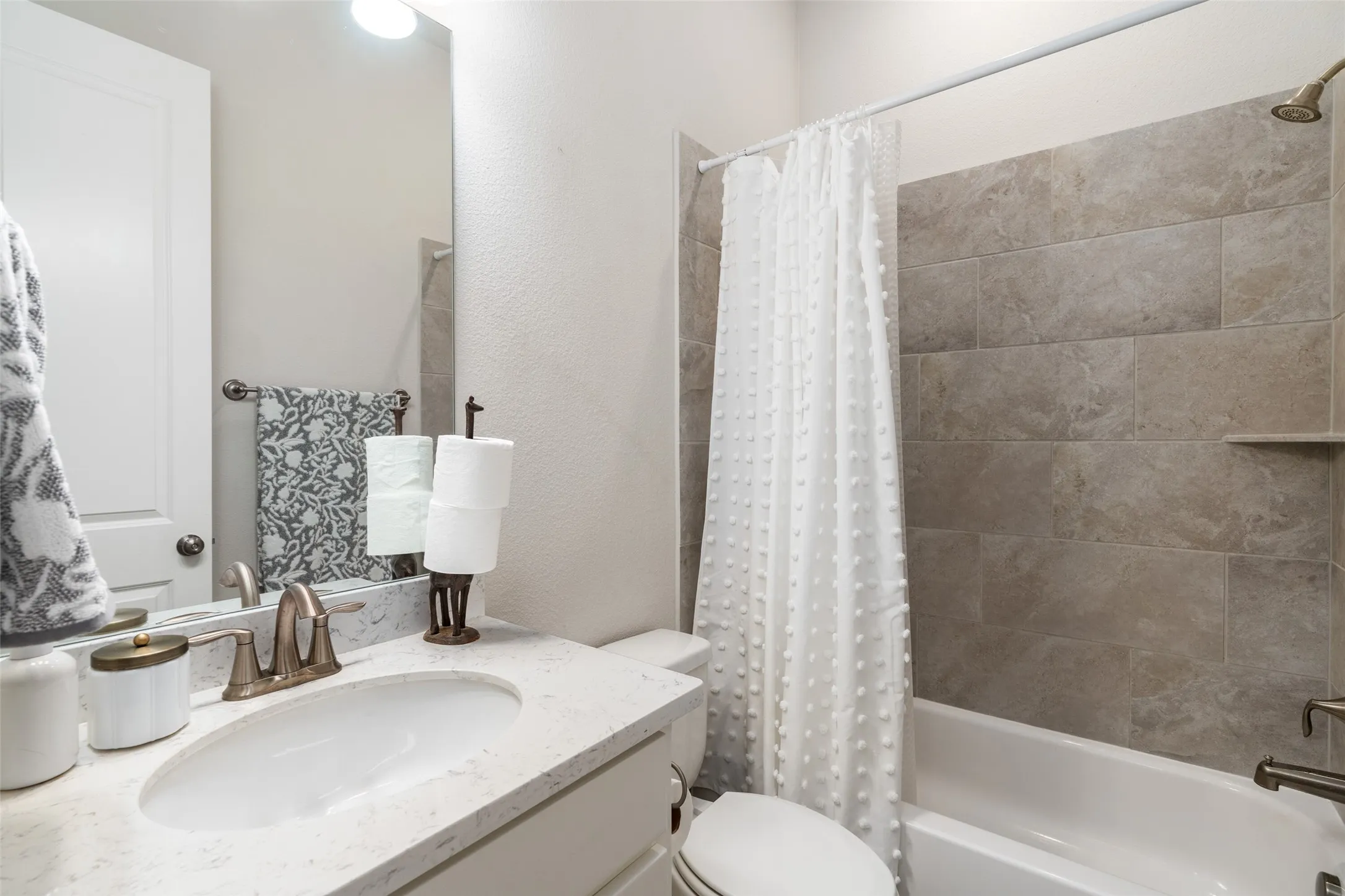 Downstairs guest full bath