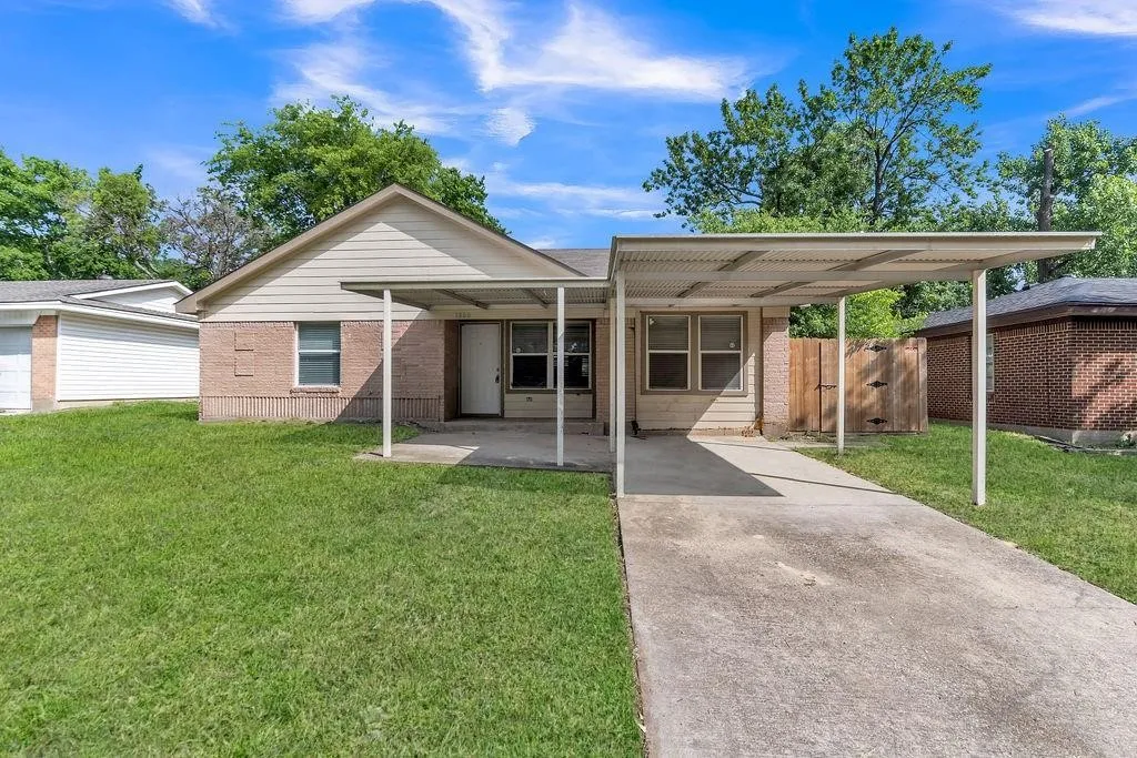 Single Family Residence For Sale in Dallas County , 1800 Buena Vista Street, Mesquite, Texas 75149, 3 Bedroom, 2 Bathroom, Garage spaces, 1,398 Sqft, built in 1958, Price $269,565, mls#21288612, Real Estate Agent in Mesquite, Homes For Sale in Dallas county, Homes For Sale in Mesquite, Realtor in Mesquite Texas, Real Estate Brokerage Independent Realty Texas, Luminita Cordes Realtor