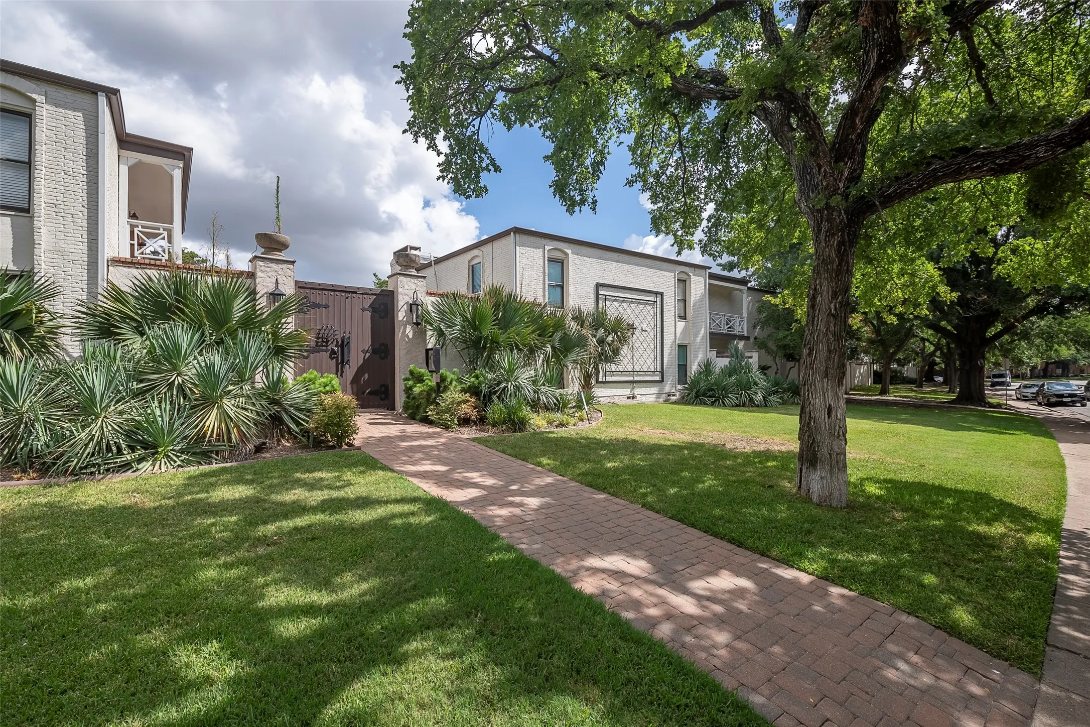 Condominium For Rent in Dallas County , 5907 E University Boulevard 101, Dallas, Texas 75206, 3 Bedroom, 2 Bathroom, Garage spaces, 1,208 Sqft, built in 1964, mls#21288641, Real Estate Agent in Dallas, Homes For Rent in Dallas county, Homes For Rent in Dallas, Realtor in Dallas Texas, Real Estate Brokerage Independent Realty Texas, Luminita Cordes Realtor