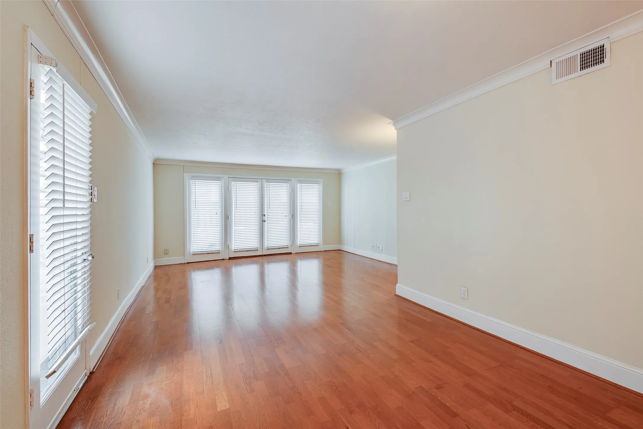 Condominium For Rent in Dallas County , 5907 E University Boulevard 101, Dallas, Texas 75206, 3 Bedroom, 2 Bathroom, Garage spaces, 1,208 Sqft, built in 1964, mls#21288641, Real Estate Agent in Dallas, Homes For Rent in Dallas county, Homes For Rent in Dallas, Realtor in Dallas Texas, Real Estate Brokerage Independent Realty Texas, Luminita Cordes Realtor