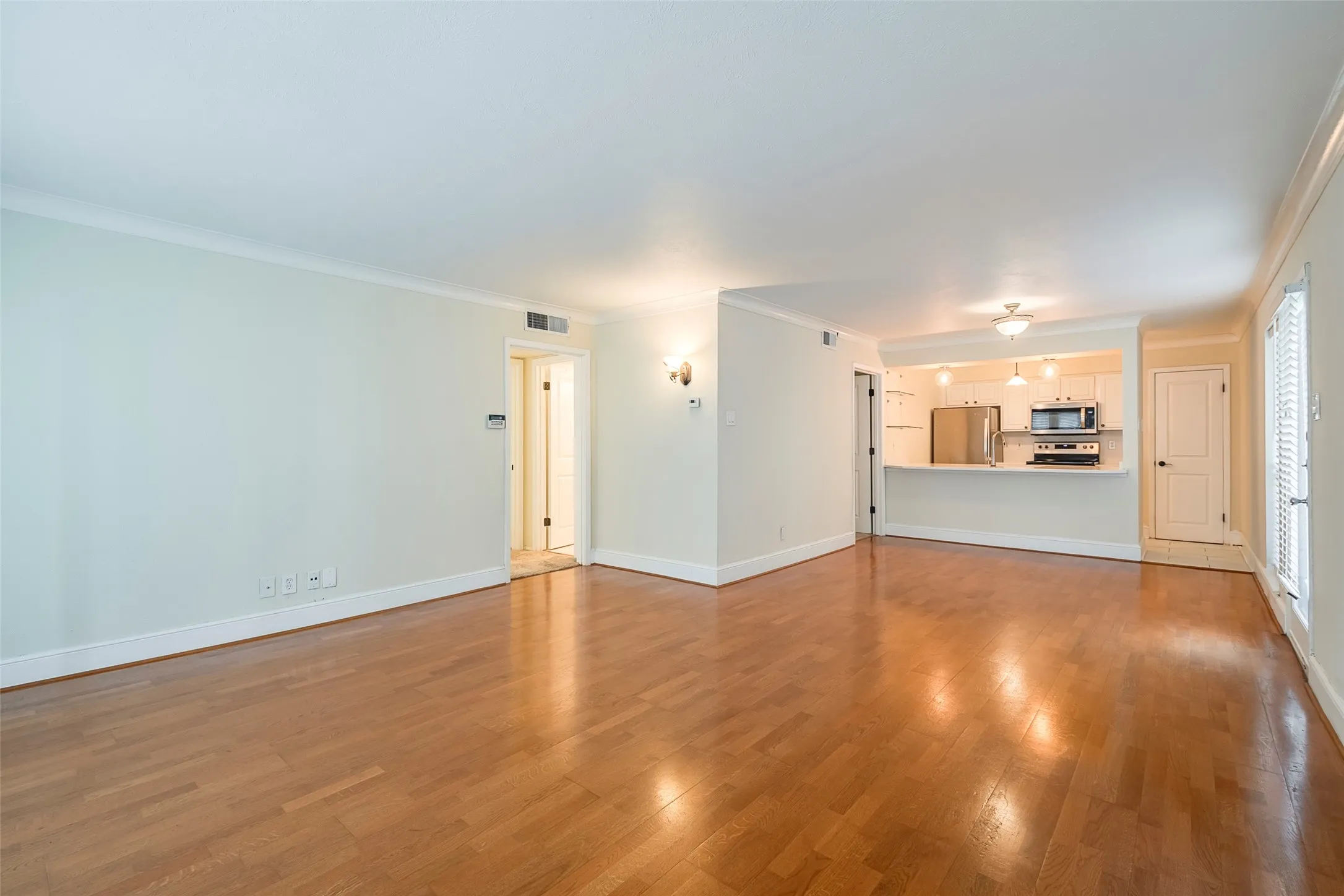 Condominium For Rent in Dallas County , 5907 E University Boulevard 101, Dallas, Texas 75206, 3 Bedroom, 2 Bathroom, Garage spaces, 1,208 Sqft, built in 1964, mls#21288641, Real Estate Agent in Dallas, Homes For Rent in Dallas county, Homes For Rent in Dallas, Realtor in Dallas Texas, Real Estate Brokerage Independent Realty Texas, Luminita Cordes Realtor