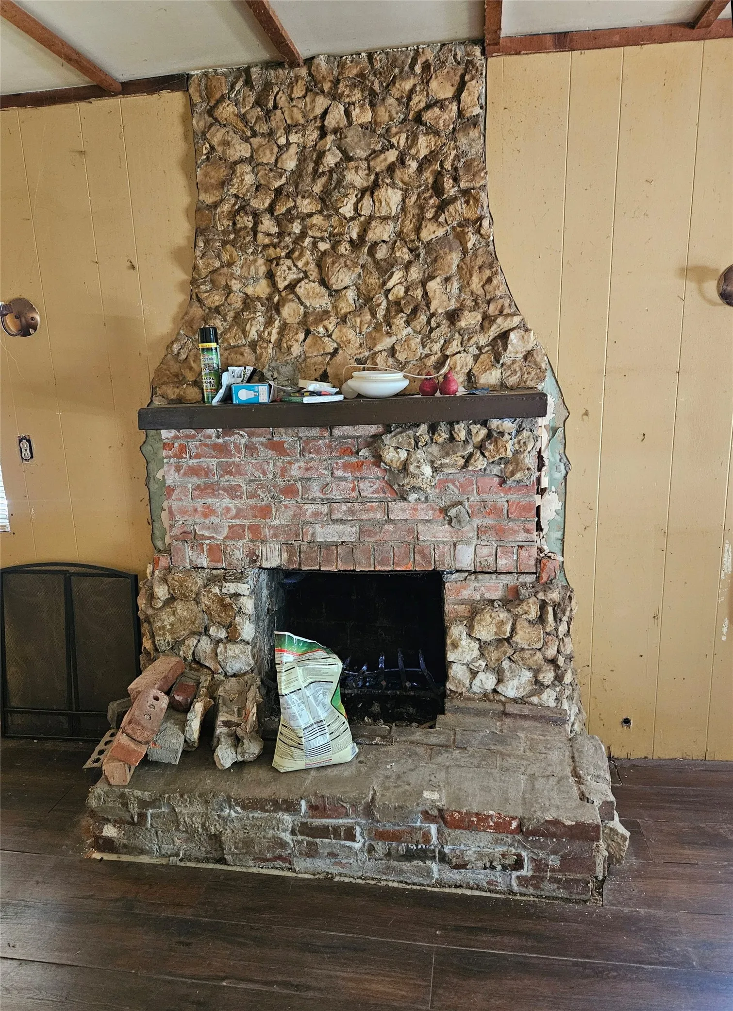 Single Family Residence For Sale in Hill County , 103 Canyon Drive, Whitney, Texas 76692, 2 Bedrooms, 1 Bathroom, Garage spaces, 728 Sqft, built in 0, Price $39,000, mls#21288485, Real Estate Agent in Whitney, Homes For Sale in Hill county, Homes For Sale in Whitney, Realtor in Whitney Texas, Real Estate Brokerage Independent Realty Texas, Luminita Cordes Realtor