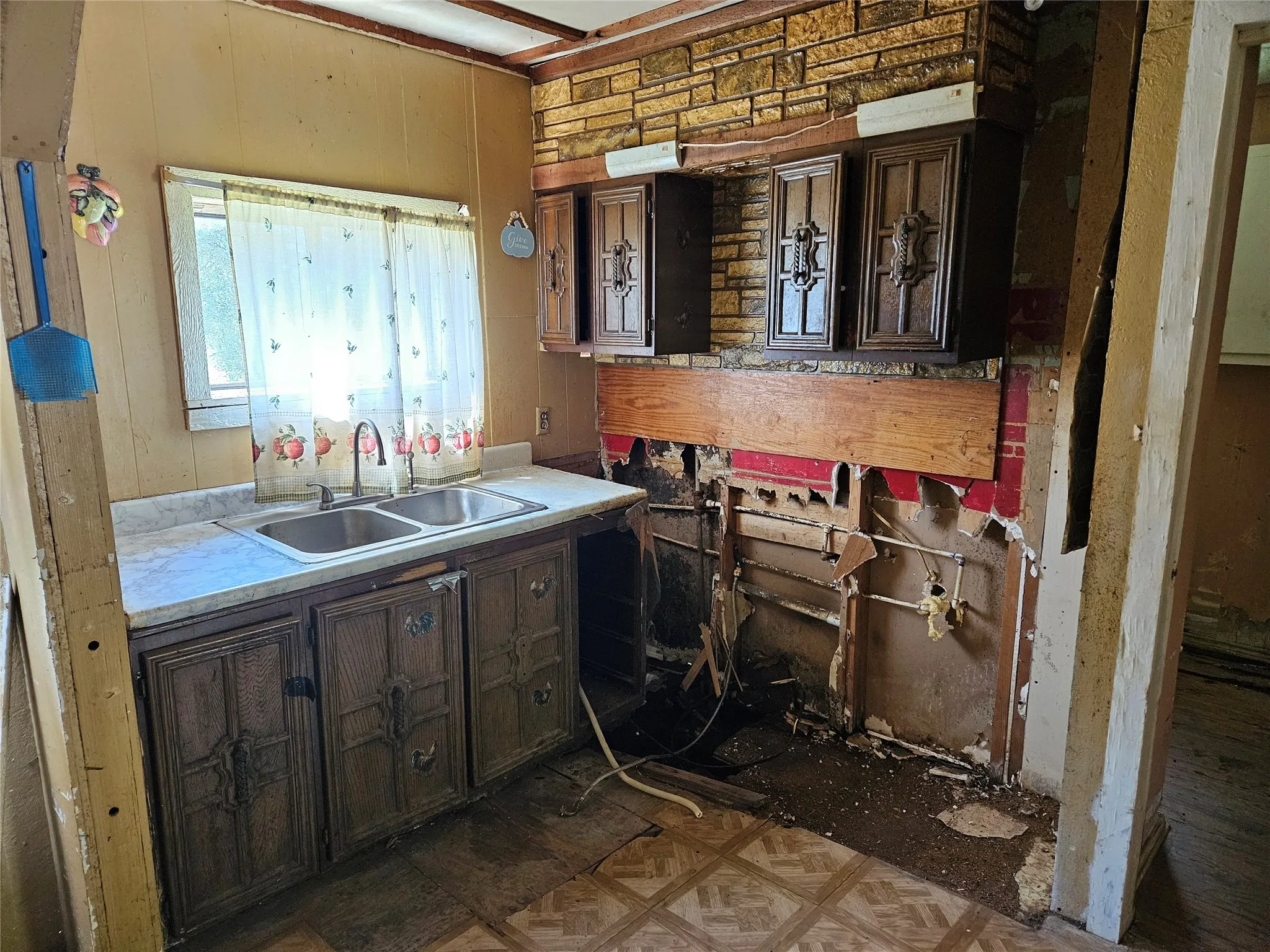 Single Family Residence For Sale in Hill County , 103 Canyon Drive, Whitney, Texas 76692, 2 Bedrooms, 1 Bathroom, Garage spaces, 728 Sqft, built in 0, Price $39,000, mls#21288485, Real Estate Agent in Whitney, Homes For Sale in Hill county, Homes For Sale in Whitney, Realtor in Whitney Texas, Real Estate Brokerage Independent Realty Texas, Luminita Cordes Realtor