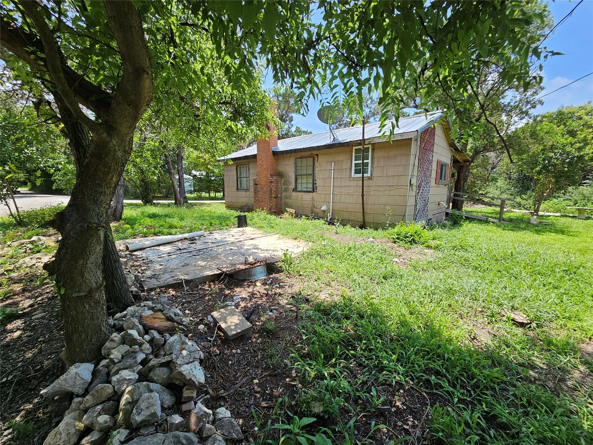 Single Family Residence For Sale in Hill County , 103 Canyon Drive, Whitney, Texas 76692, 2 Bedrooms, 1 Bathroom, Garage spaces, 728 Sqft, built in 0, Price $39,000, mls#21288485, Real Estate Agent in Whitney, Homes For Sale in Hill county, Homes For Sale in Whitney, Realtor in Whitney Texas, Real Estate Brokerage Independent Realty Texas, Luminita Cordes Realtor