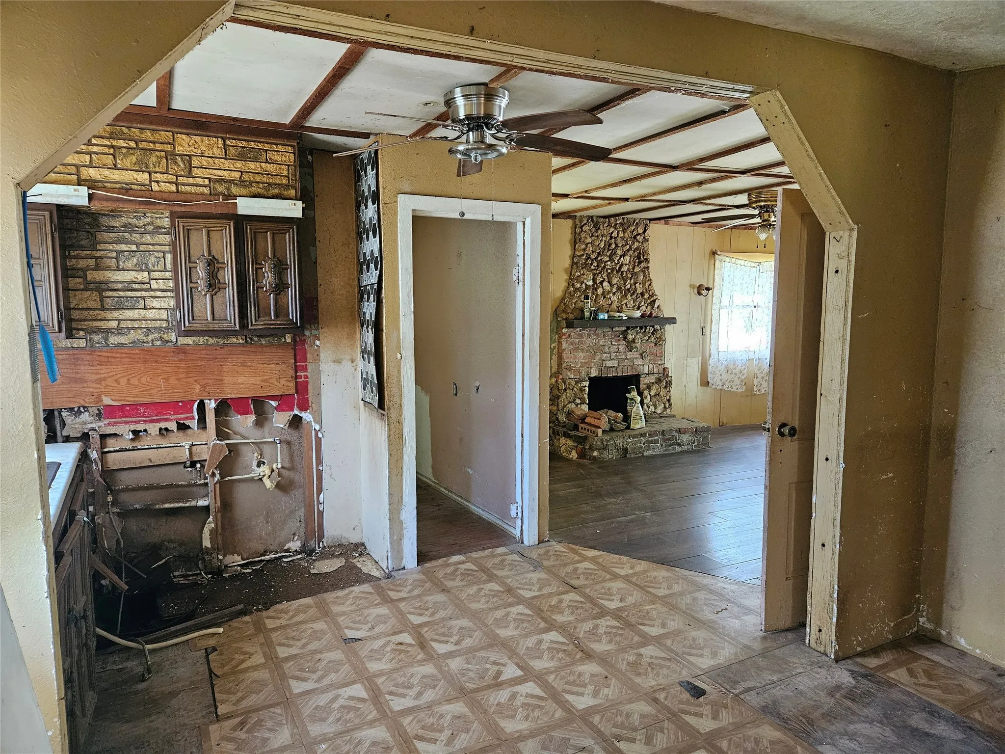 Single Family Residence For Sale in Hill County , 103 Canyon Drive, Whitney, Texas 76692, 2 Bedrooms, 1 Bathroom, Garage spaces, 728 Sqft, built in 0, Price $39,000, mls#21288485, Real Estate Agent in Whitney, Homes For Sale in Hill county, Homes For Sale in Whitney, Realtor in Whitney Texas, Real Estate Brokerage Independent Realty Texas, Luminita Cordes Realtor