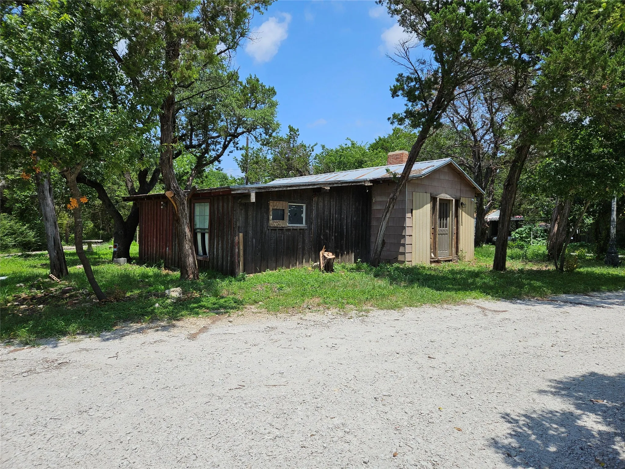 Single Family Residence For Sale in Hill County , 103 Canyon Drive, Whitney, Texas 76692, 2 Bedrooms, 1 Bathroom, Garage spaces, 728 Sqft, built in 0, Price $39,000, mls#21288485, Real Estate Agent in Whitney, Homes For Sale in Hill county, Homes For Sale in Whitney, Realtor in Whitney Texas, Real Estate Brokerage Independent Realty Texas, Luminita Cordes Realtor