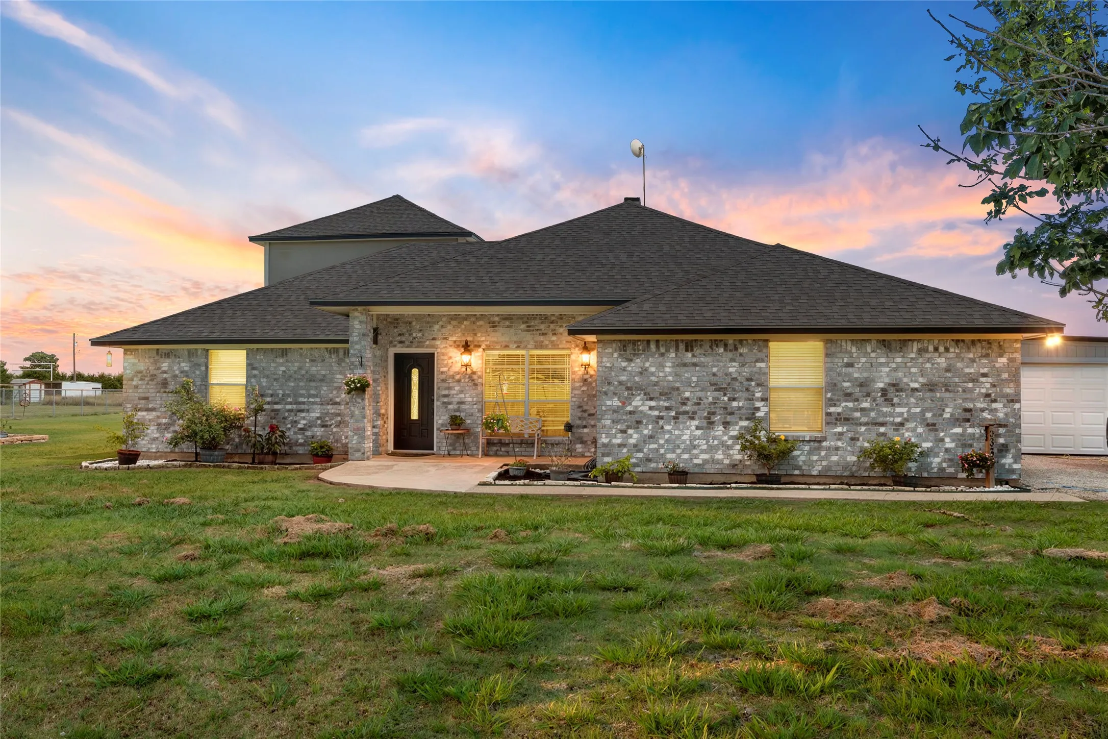 Single Family Residence For Sale in Mc Lennan County , 5330 Leroy Parkway, West, Texas 76691, 4 Bedroom, 3 Bathroom, 1 Garage spaces, 3,482 Sqft, built in 1995, mls#21288553, Real Estate Agent in West, Homes For Sale in Mc Lennan county, Homes For Sale in West, Realtor in West Texas, Real Estate Brokerage Independent Realty Texas, Luminita Cordes Realtor