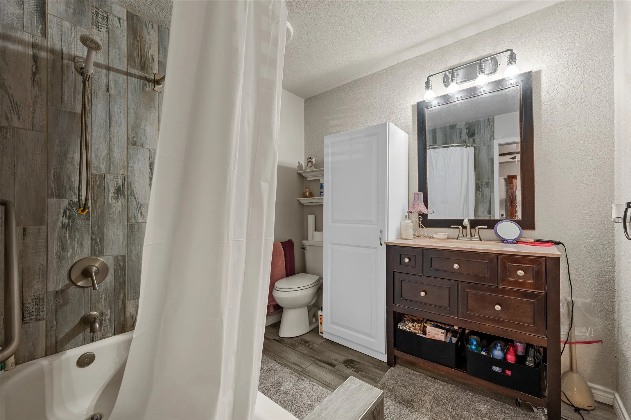 Single Family Residence For Sale in Mc Lennan County , 5330 Leroy Parkway, West, Texas 76691, 4 Bedroom, 3 Bathroom, 1 Garage spaces, 3,482 Sqft, built in 1995, mls#21288553, Real Estate Agent in West, Homes For Sale in Mc Lennan county, Homes For Sale in West, Realtor in West Texas, Real Estate Brokerage Independent Realty Texas, Luminita Cordes Realtor