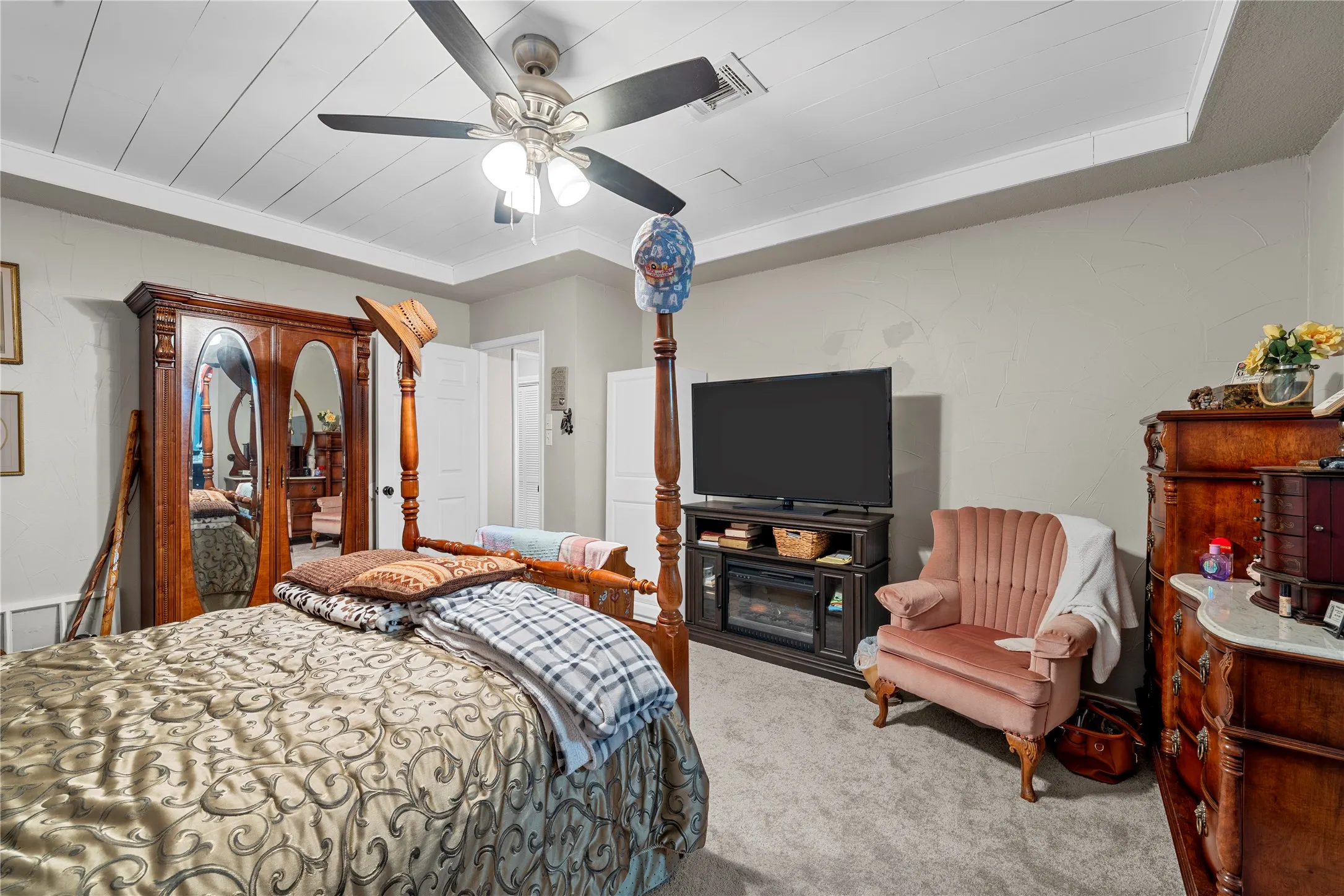 Single Family Residence For Sale in Mc Lennan County , 5330 Leroy Parkway, West, Texas 76691, 4 Bedroom, 3 Bathroom, 1 Garage spaces, 3,482 Sqft, built in 1995, mls#21288553, Real Estate Agent in West, Homes For Sale in Mc Lennan county, Homes For Sale in West, Realtor in West Texas, Real Estate Brokerage Independent Realty Texas, Luminita Cordes Realtor