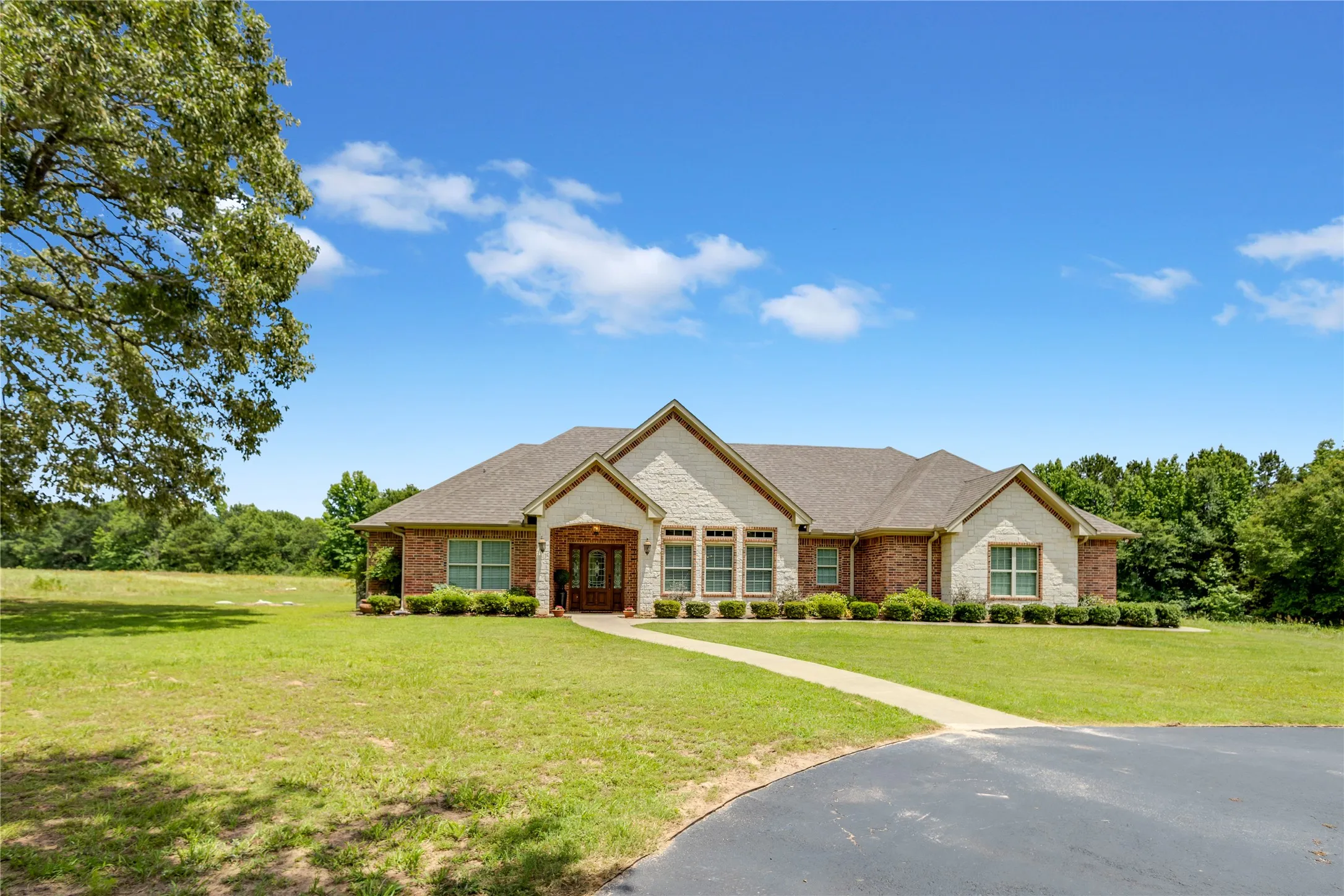Single Family Residence For Sale in Wood County , 1250 N Highway 37, Quitman, Texas 75783, 3 Bedroom, 2 Bathroom, 2 Garage spaces, 1,915 Sqft, built in 2017, mls#21288569, Real Estate Agent in Quitman, Homes For Sale in Wood county, Homes For Sale in Quitman, Realtor in Quitman Texas, Real Estate Brokerage Independent Realty Texas, Luminita Cordes Realtor