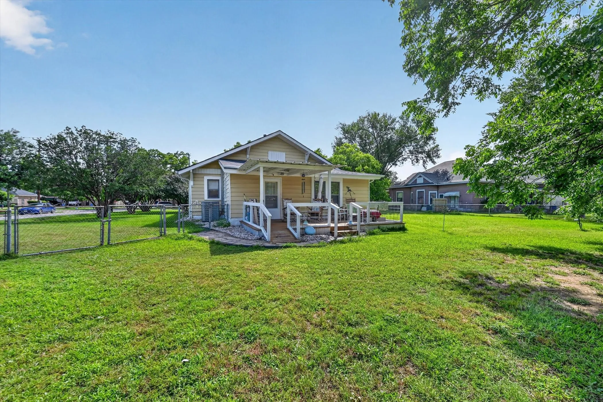 Single Family Residence For Sale in Ellis County , 801 S Hall Street, Ennis, Texas 75119, 3 Bedroom, 1 Bathroom, Garage spaces, 1,968 Sqft, built in 1905, mls#21288719, Real Estate Agent in Ennis, Homes For Sale in Ellis county, Homes For Sale in Ennis, Realtor in Ennis Texas, Real Estate Brokerage Independent Realty Texas, Luminita Cordes Realtor