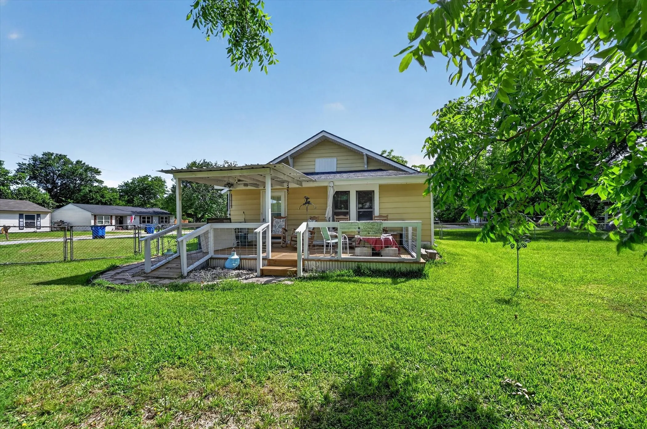Single Family Residence For Sale in Ellis County , 801 S Hall Street, Ennis, Texas 75119, 3 Bedroom, 1 Bathroom, Garage spaces, 1,968 Sqft, built in 1905, mls#21288719, Real Estate Agent in Ennis, Homes For Sale in Ellis county, Homes For Sale in Ennis, Realtor in Ennis Texas, Real Estate Brokerage Independent Realty Texas, Luminita Cordes Realtor