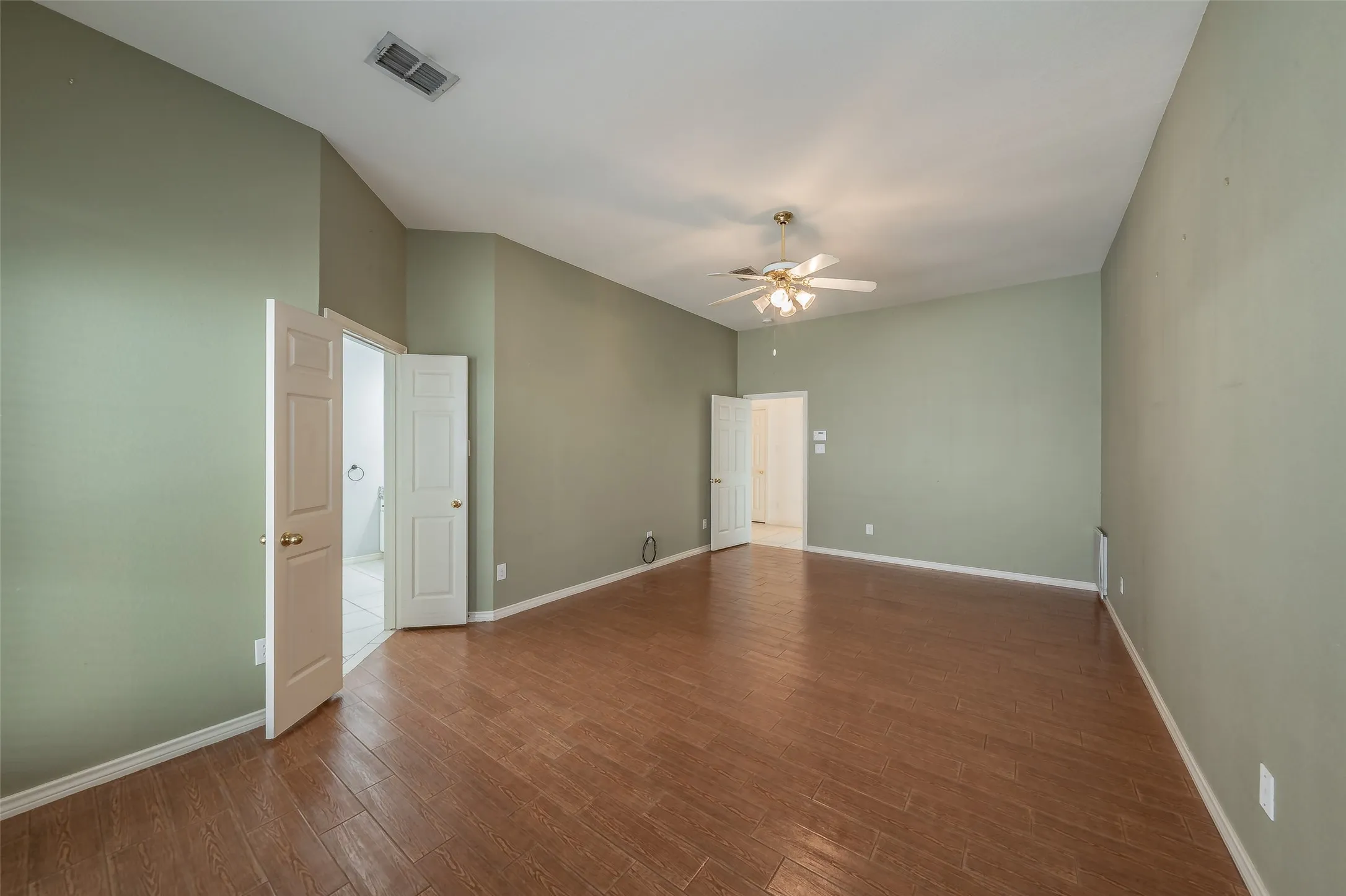 Single Family Residence For Sale in Tarrant County , 203 Arbor Park Drive, Euless, Texas 76039, 3 Bedroom, 2 Bathroom, 2 Garage spaces, 2,188 Sqft, built in 1996, mls#21287514, Real Estate Agent in Euless, Homes For Sale in Tarrant county, Homes For Sale in Euless, Realtor in Euless Texas, Real Estate Brokerage Independent Realty Texas, Luminita Cordes Realtor