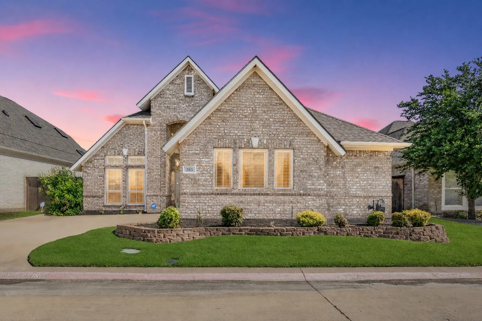 Single Family Residence For Sale in Tarrant County , 203 Arbor Park Drive, Euless, Texas 76039, 3 Bedroom, 2 Bathroom, 2 Garage spaces, 2,188 Sqft, built in 1996, mls#21287514, Real Estate Agent in Euless, Homes For Sale in Tarrant county, Homes For Sale in Euless, Realtor in Euless Texas, Real Estate Brokerage Independent Realty Texas, Luminita Cordes Realtor