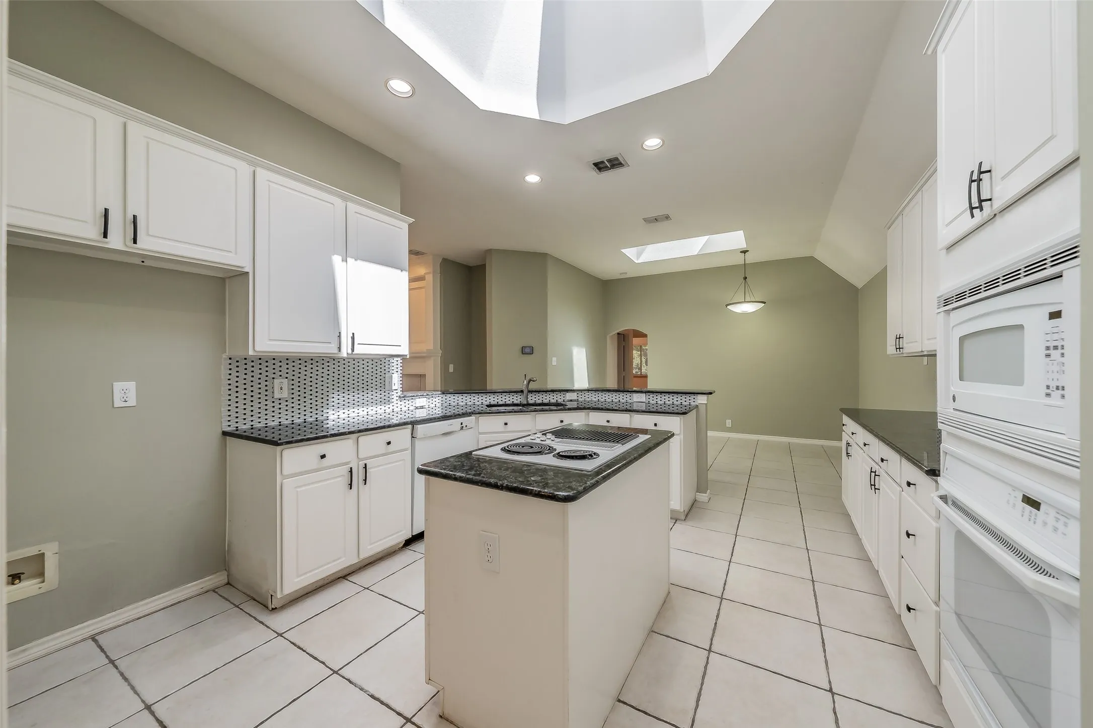 Single Family Residence For Sale in Tarrant County , 203 Arbor Park Drive, Euless, Texas 76039, 3 Bedroom, 2 Bathroom, 2 Garage spaces, 2,188 Sqft, built in 1996, mls#21287514, Real Estate Agent in Euless, Homes For Sale in Tarrant county, Homes For Sale in Euless, Realtor in Euless Texas, Real Estate Brokerage Independent Realty Texas, Luminita Cordes Realtor