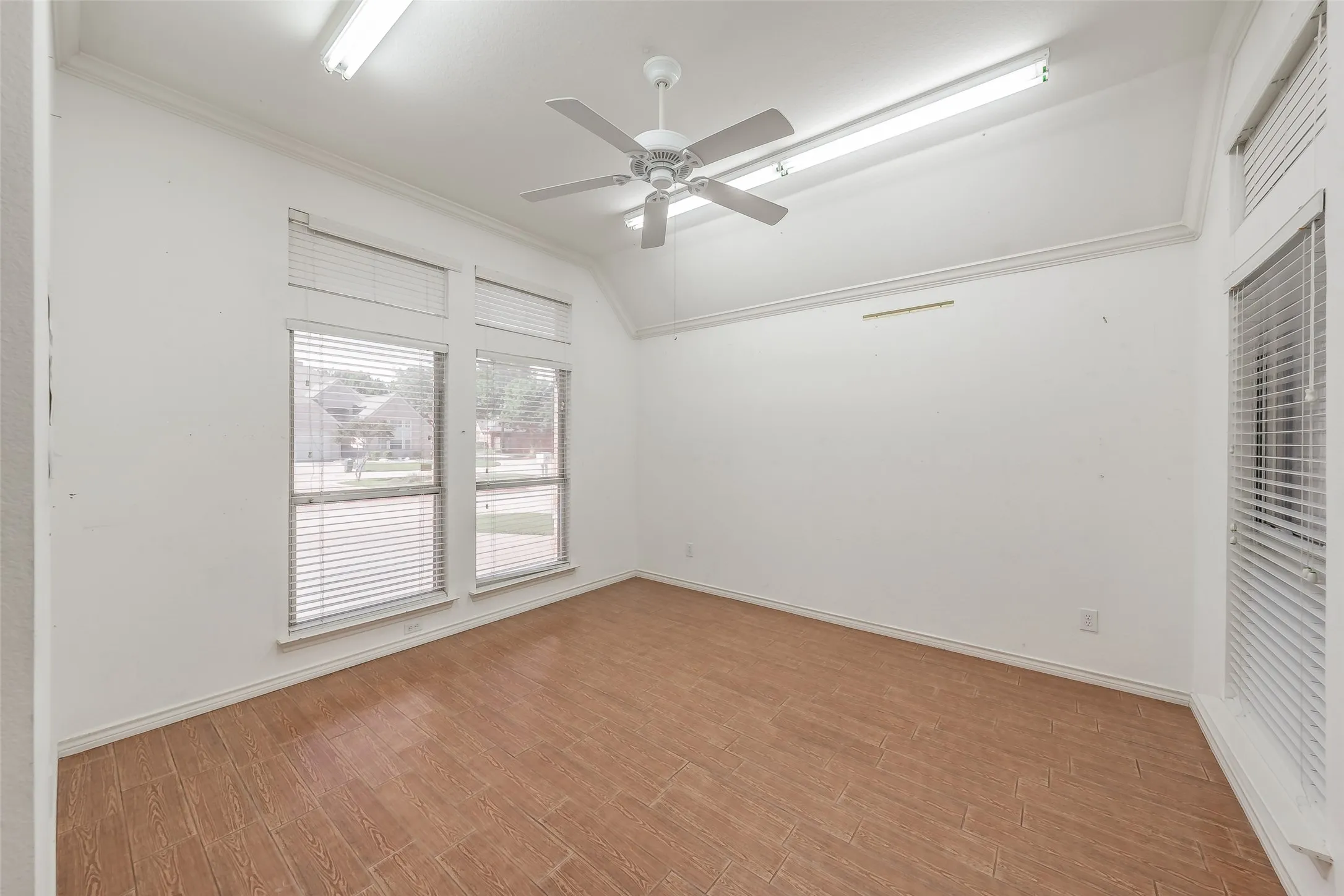 Single Family Residence For Sale in Tarrant County , 203 Arbor Park Drive, Euless, Texas 76039, 3 Bedroom, 2 Bathroom, 2 Garage spaces, 2,188 Sqft, built in 1996, mls#21287514, Real Estate Agent in Euless, Homes For Sale in Tarrant county, Homes For Sale in Euless, Realtor in Euless Texas, Real Estate Brokerage Independent Realty Texas, Luminita Cordes Realtor