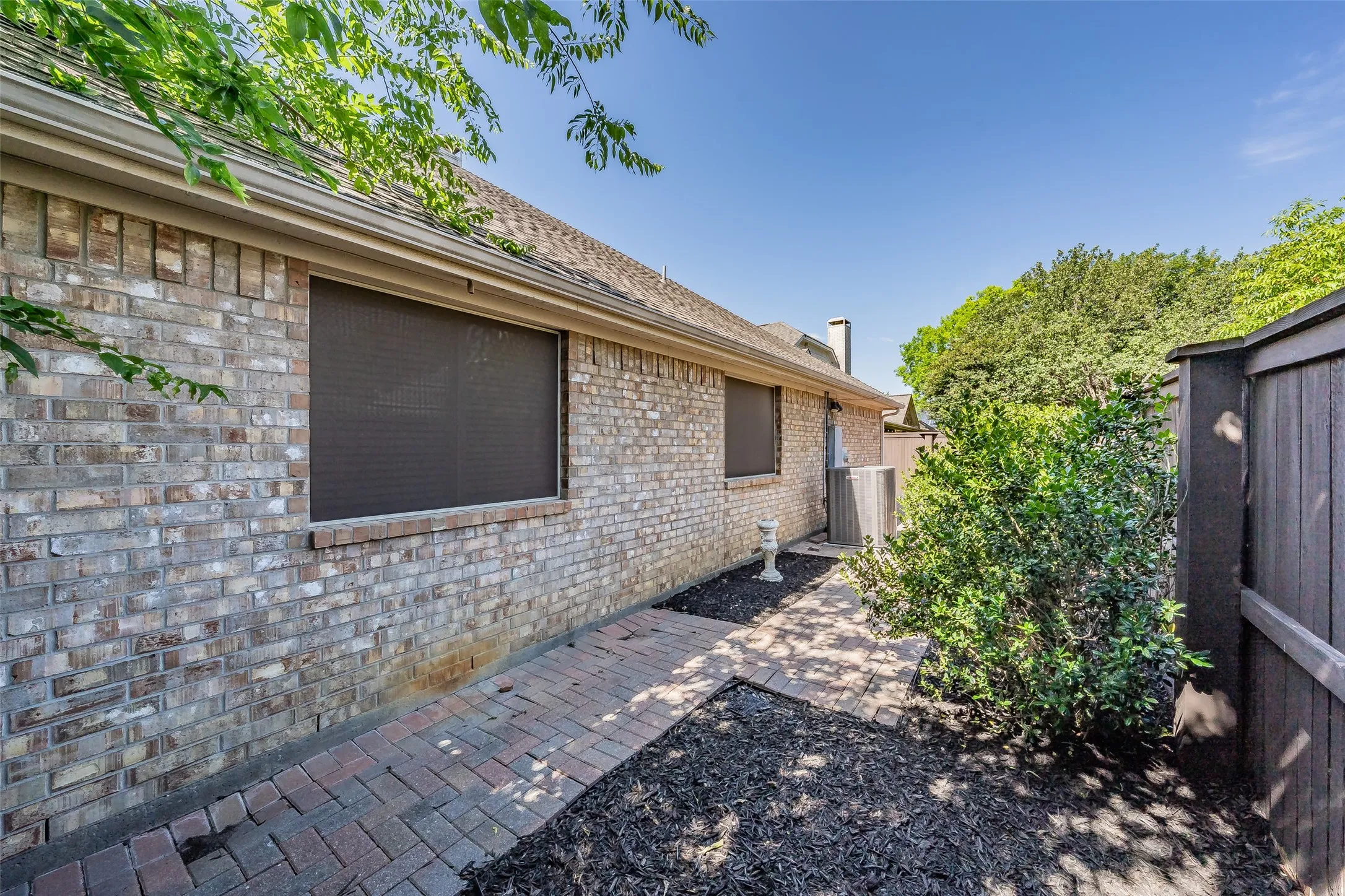 Single Family Residence For Sale in Tarrant County , 203 Arbor Park Drive, Euless, Texas 76039, 3 Bedroom, 2 Bathroom, 2 Garage spaces, 2,188 Sqft, built in 1996, mls#21287514, Real Estate Agent in Euless, Homes For Sale in Tarrant county, Homes For Sale in Euless, Realtor in Euless Texas, Real Estate Brokerage Independent Realty Texas, Luminita Cordes Realtor