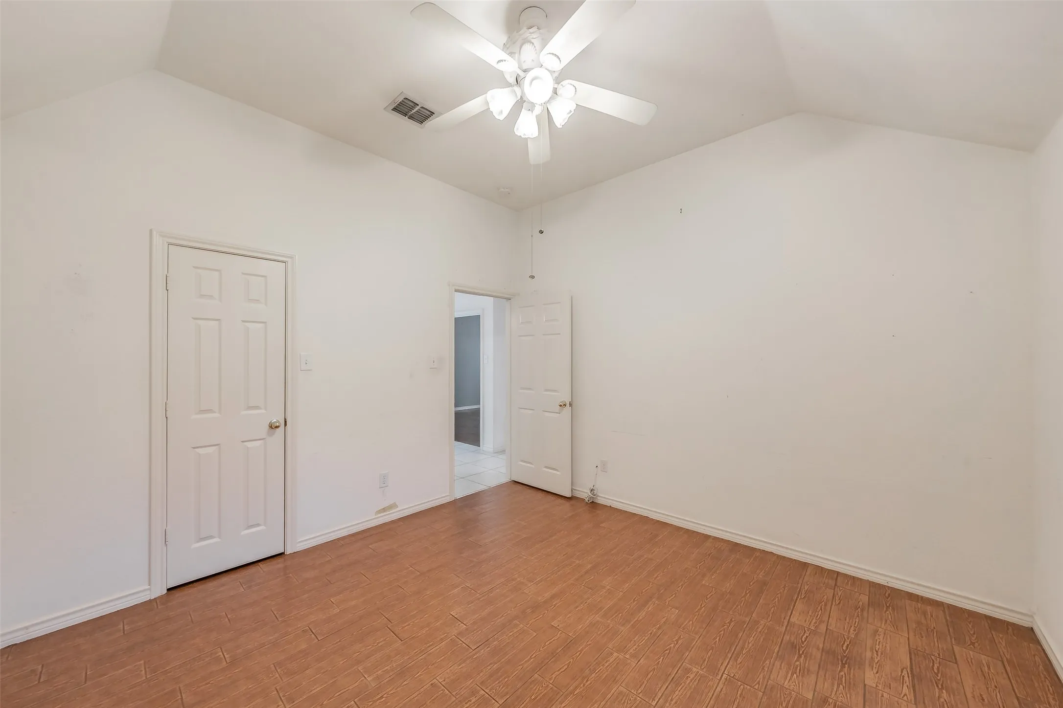 Single Family Residence For Sale in Tarrant County , 203 Arbor Park Drive, Euless, Texas 76039, 3 Bedroom, 2 Bathroom, 2 Garage spaces, 2,188 Sqft, built in 1996, mls#21287514, Real Estate Agent in Euless, Homes For Sale in Tarrant county, Homes For Sale in Euless, Realtor in Euless Texas, Real Estate Brokerage Independent Realty Texas, Luminita Cordes Realtor