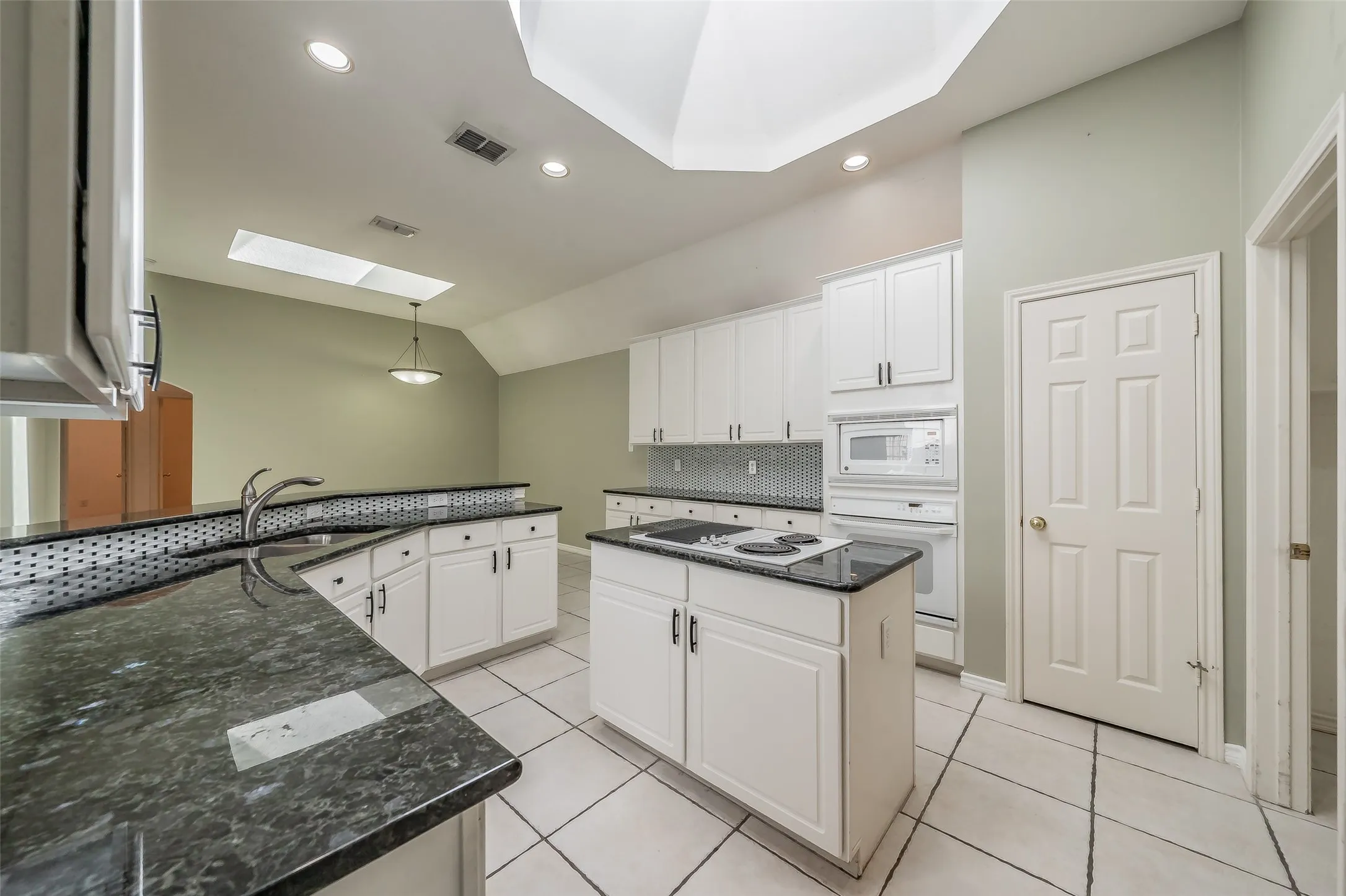 Single Family Residence For Sale in Tarrant County , 203 Arbor Park Drive, Euless, Texas 76039, 3 Bedroom, 2 Bathroom, 2 Garage spaces, 2,188 Sqft, built in 1996, mls#21287514, Real Estate Agent in Euless, Homes For Sale in Tarrant county, Homes For Sale in Euless, Realtor in Euless Texas, Real Estate Brokerage Independent Realty Texas, Luminita Cordes Realtor