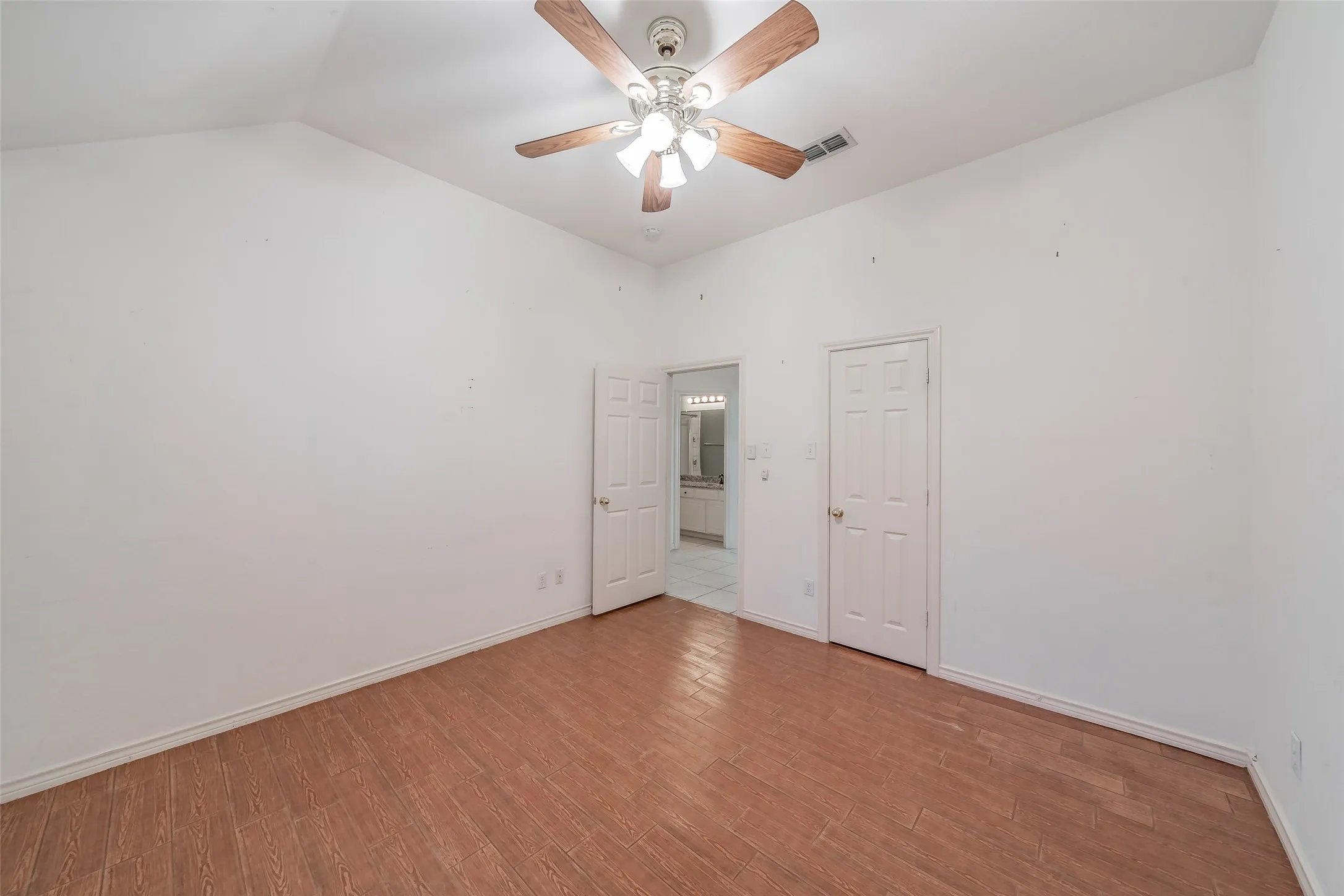 Single Family Residence For Sale in Tarrant County , 203 Arbor Park Drive, Euless, Texas 76039, 3 Bedroom, 2 Bathroom, 2 Garage spaces, 2,188 Sqft, built in 1996, mls#21287514, Real Estate Agent in Euless, Homes For Sale in Tarrant county, Homes For Sale in Euless, Realtor in Euless Texas, Real Estate Brokerage Independent Realty Texas, Luminita Cordes Realtor