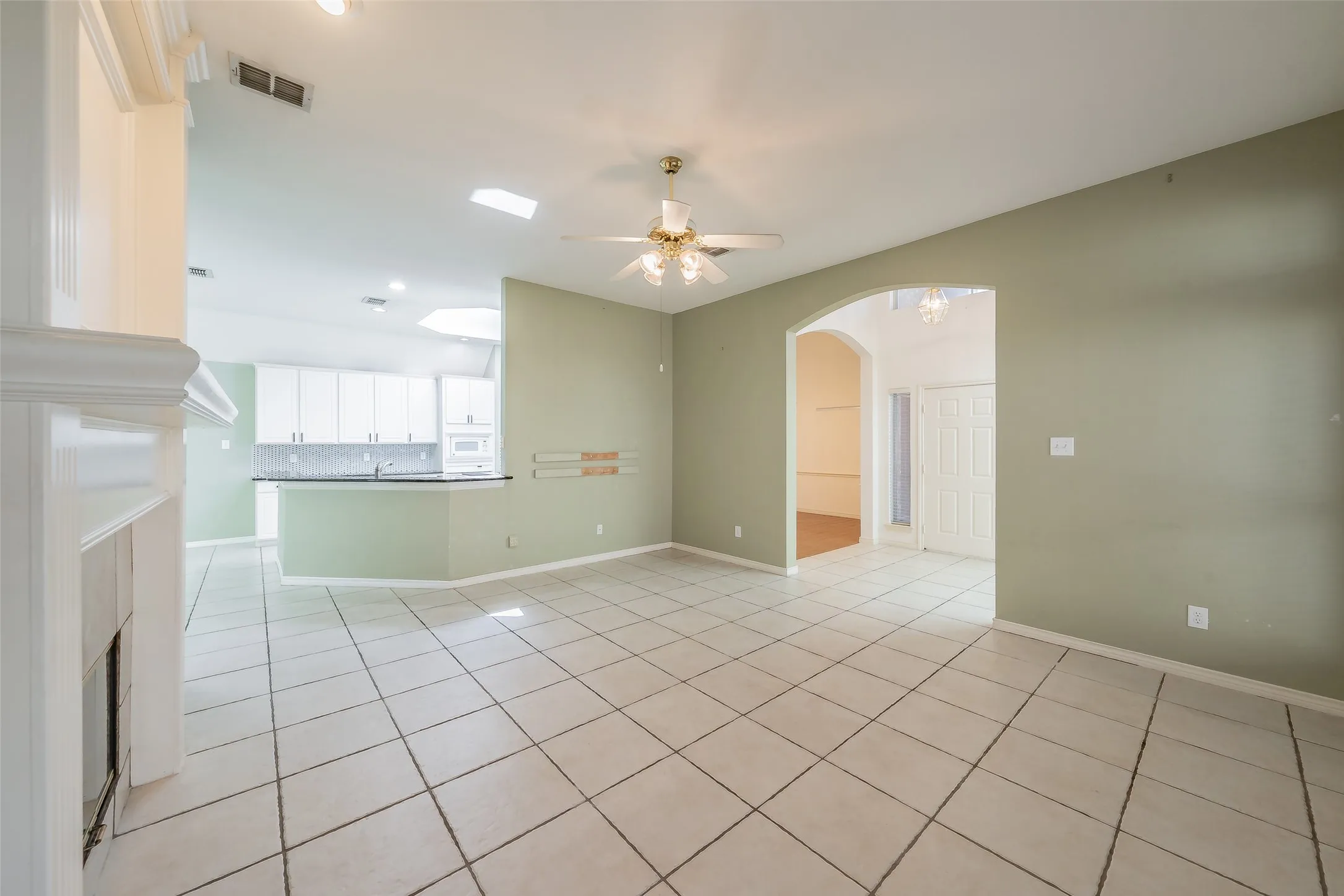 Single Family Residence For Sale in Tarrant County , 203 Arbor Park Drive, Euless, Texas 76039, 3 Bedroom, 2 Bathroom, 2 Garage spaces, 2,188 Sqft, built in 1996, mls#21287514, Real Estate Agent in Euless, Homes For Sale in Tarrant county, Homes For Sale in Euless, Realtor in Euless Texas, Real Estate Brokerage Independent Realty Texas, Luminita Cordes Realtor