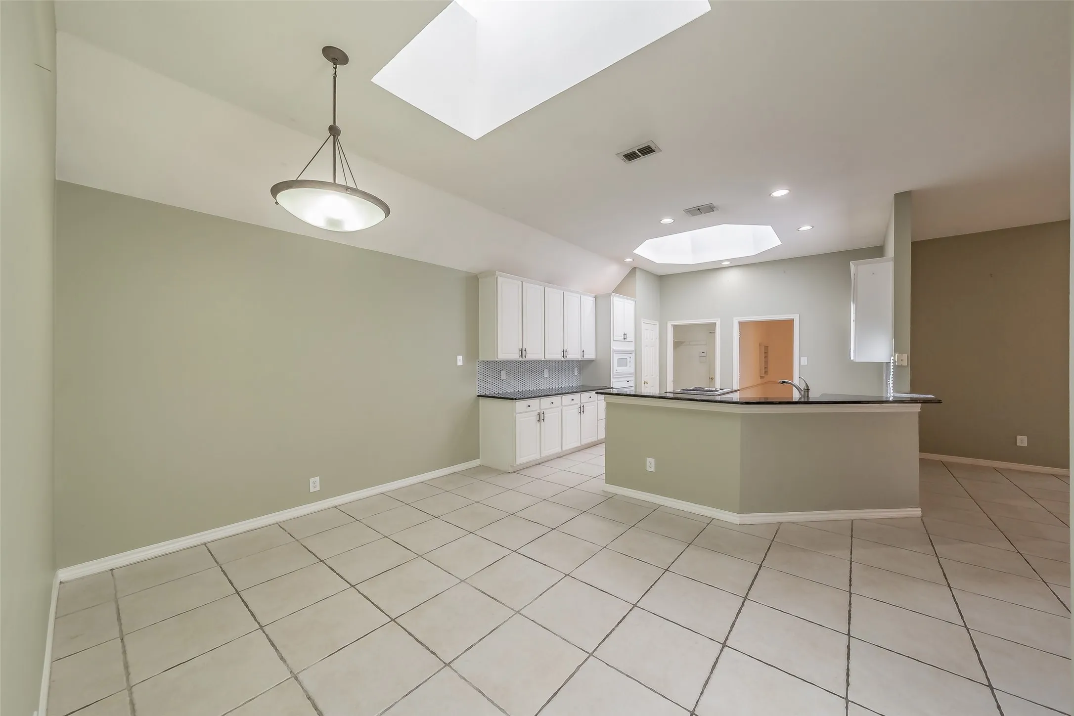 Single Family Residence For Sale in Tarrant County , 203 Arbor Park Drive, Euless, Texas 76039, 3 Bedroom, 2 Bathroom, 2 Garage spaces, 2,188 Sqft, built in 1996, mls#21287514, Real Estate Agent in Euless, Homes For Sale in Tarrant county, Homes For Sale in Euless, Realtor in Euless Texas, Real Estate Brokerage Independent Realty Texas, Luminita Cordes Realtor