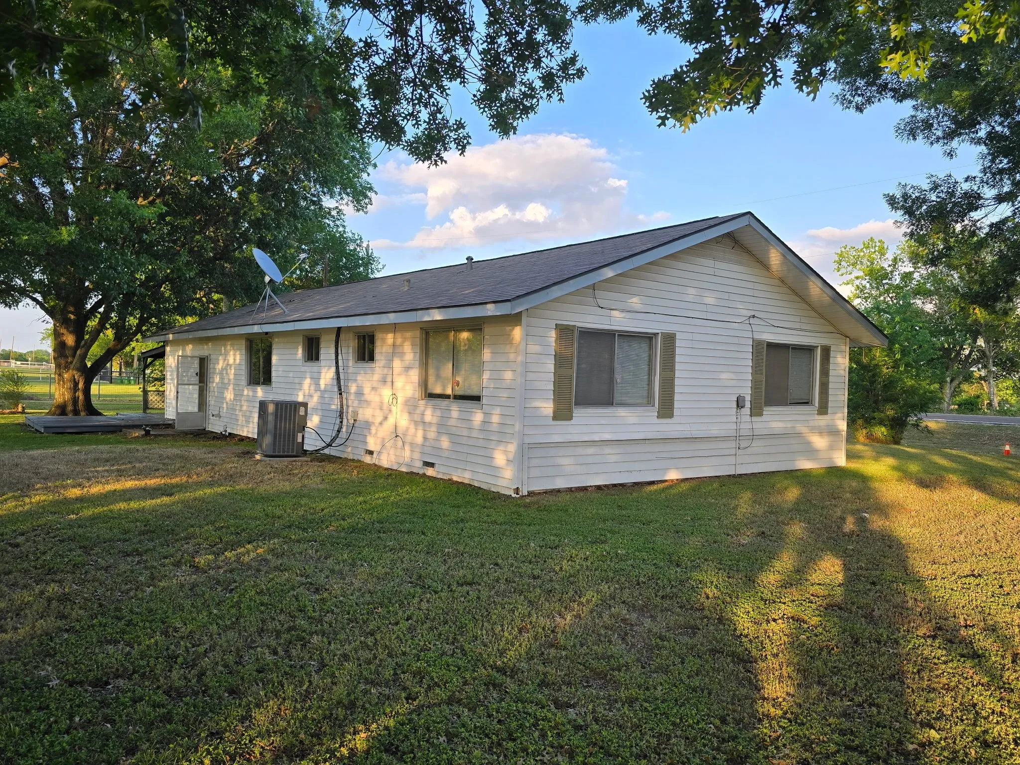 Single Family Residence For Sale in Navarro County , 906 W Main Street, Richland, Texas 76681, 2 Bedroom, 1 Bathroom, Garage spaces, 1,680 Sqft, built in 1968, mls#21286011, Real Estate Agent in Richland, Homes For Sale in Navarro county, Homes For Sale in Richland, Realtor in Richland Texas, Real Estate Brokerage Independent Realty Texas, Luminita Cordes Realtor