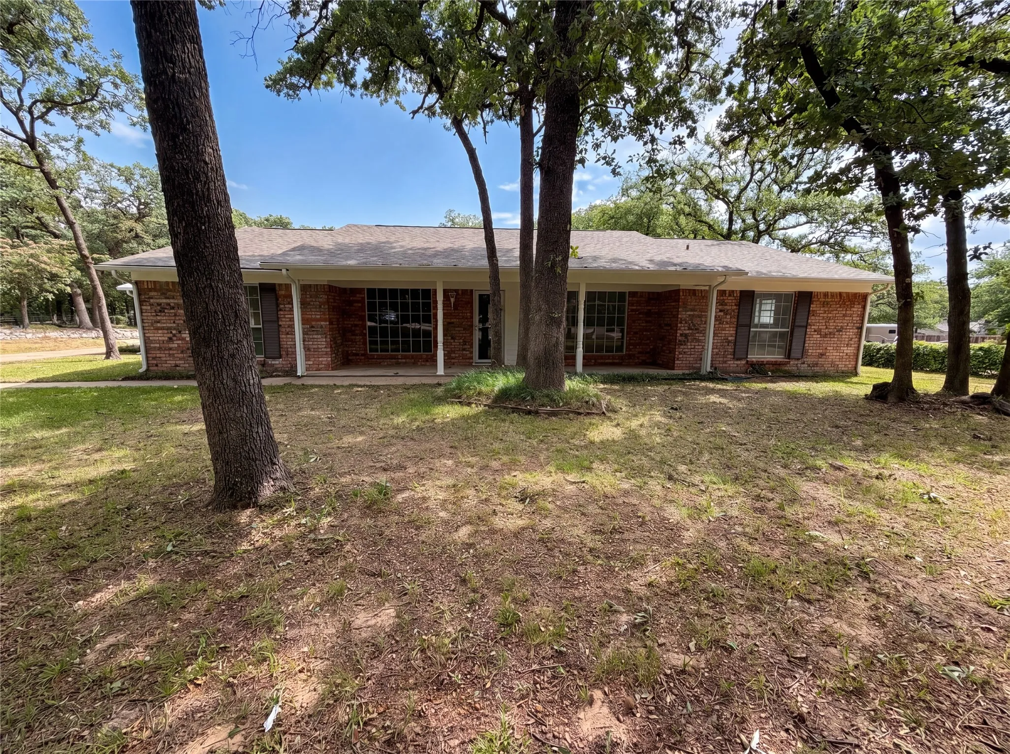 Single Family Residence For Sale in Johnson County , 1014 Yvonne Drive, Joshua, Texas 76058, 3 Bedroom, 3 Bathroom, 4 Garage spaces, 2,237 Sqft, built in 1974, mls#21280003, Real Estate Agent in Joshua, Homes For Sale in Johnson county, Homes For Sale in Joshua, Realtor in Joshua Texas, Real Estate Brokerage Independent Realty Texas, Luminita Cordes Realtor