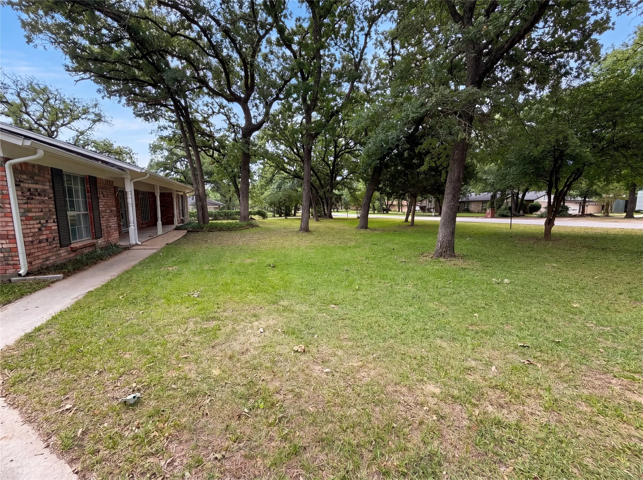 Single Family Residence For Sale in Johnson County , 1014 Yvonne Drive, Joshua, Texas 76058, 3 Bedroom, 3 Bathroom, 4 Garage spaces, 2,237 Sqft, built in 1974, mls#21280003, Real Estate Agent in Joshua, Homes For Sale in Johnson county, Homes For Sale in Joshua, Realtor in Joshua Texas, Real Estate Brokerage Independent Realty Texas, Luminita Cordes Realtor