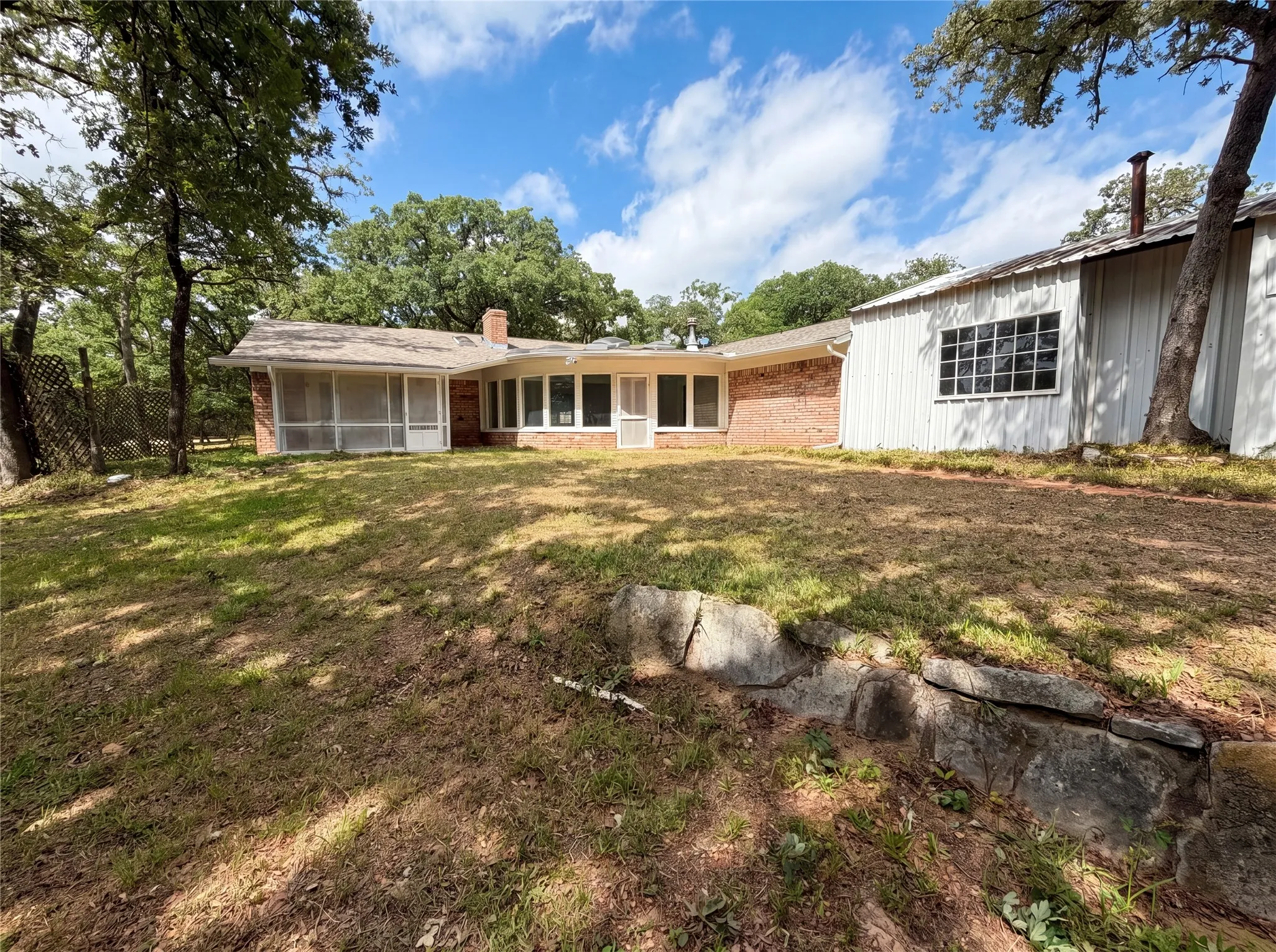 Single Family Residence For Sale in Johnson County , 1014 Yvonne Drive, Joshua, Texas 76058, 3 Bedroom, 3 Bathroom, 4 Garage spaces, 2,237 Sqft, built in 1974, mls#21280003, Real Estate Agent in Joshua, Homes For Sale in Johnson county, Homes For Sale in Joshua, Realtor in Joshua Texas, Real Estate Brokerage Independent Realty Texas, Luminita Cordes Realtor