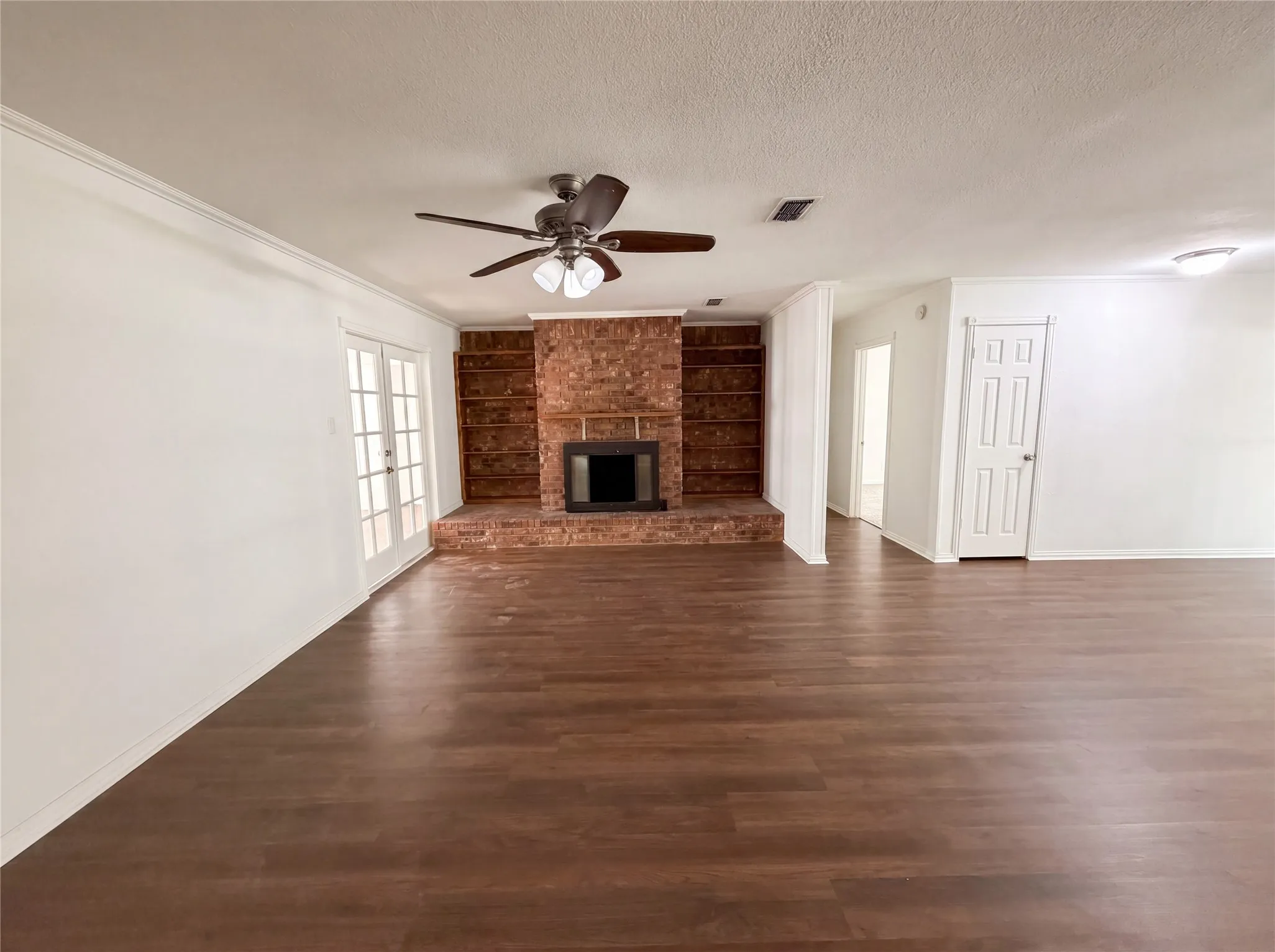 Single Family Residence For Sale in Johnson County , 1014 Yvonne Drive, Joshua, Texas 76058, 3 Bedroom, 3 Bathroom, 4 Garage spaces, 2,237 Sqft, built in 1974, mls#21280003, Real Estate Agent in Joshua, Homes For Sale in Johnson county, Homes For Sale in Joshua, Realtor in Joshua Texas, Real Estate Brokerage Independent Realty Texas, Luminita Cordes Realtor