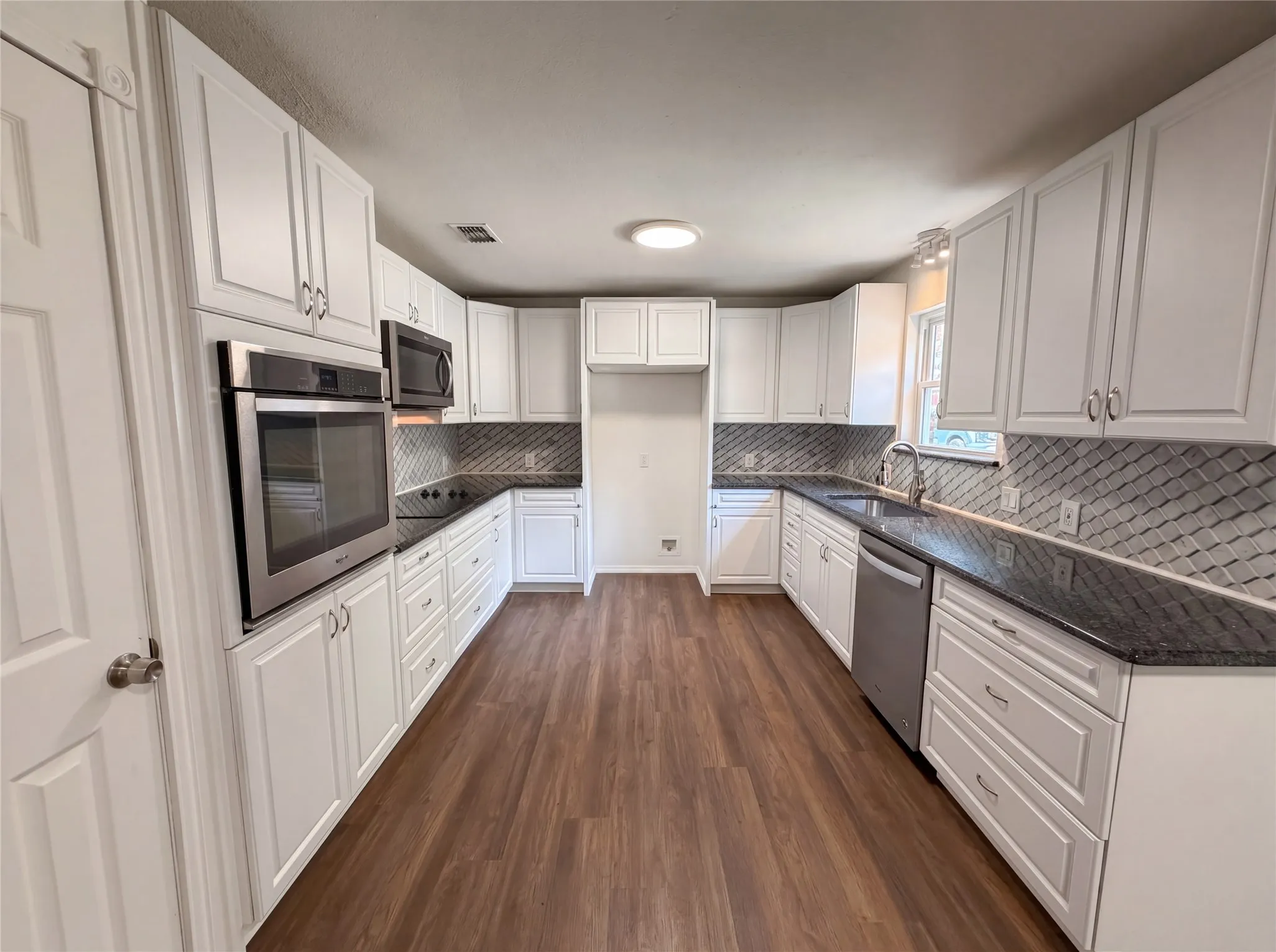 Single Family Residence For Sale in Johnson County , 1014 Yvonne Drive, Joshua, Texas 76058, 3 Bedroom, 3 Bathroom, 4 Garage spaces, 2,237 Sqft, built in 1974, mls#21280003, Real Estate Agent in Joshua, Homes For Sale in Johnson county, Homes For Sale in Joshua, Realtor in Joshua Texas, Real Estate Brokerage Independent Realty Texas, Luminita Cordes Realtor